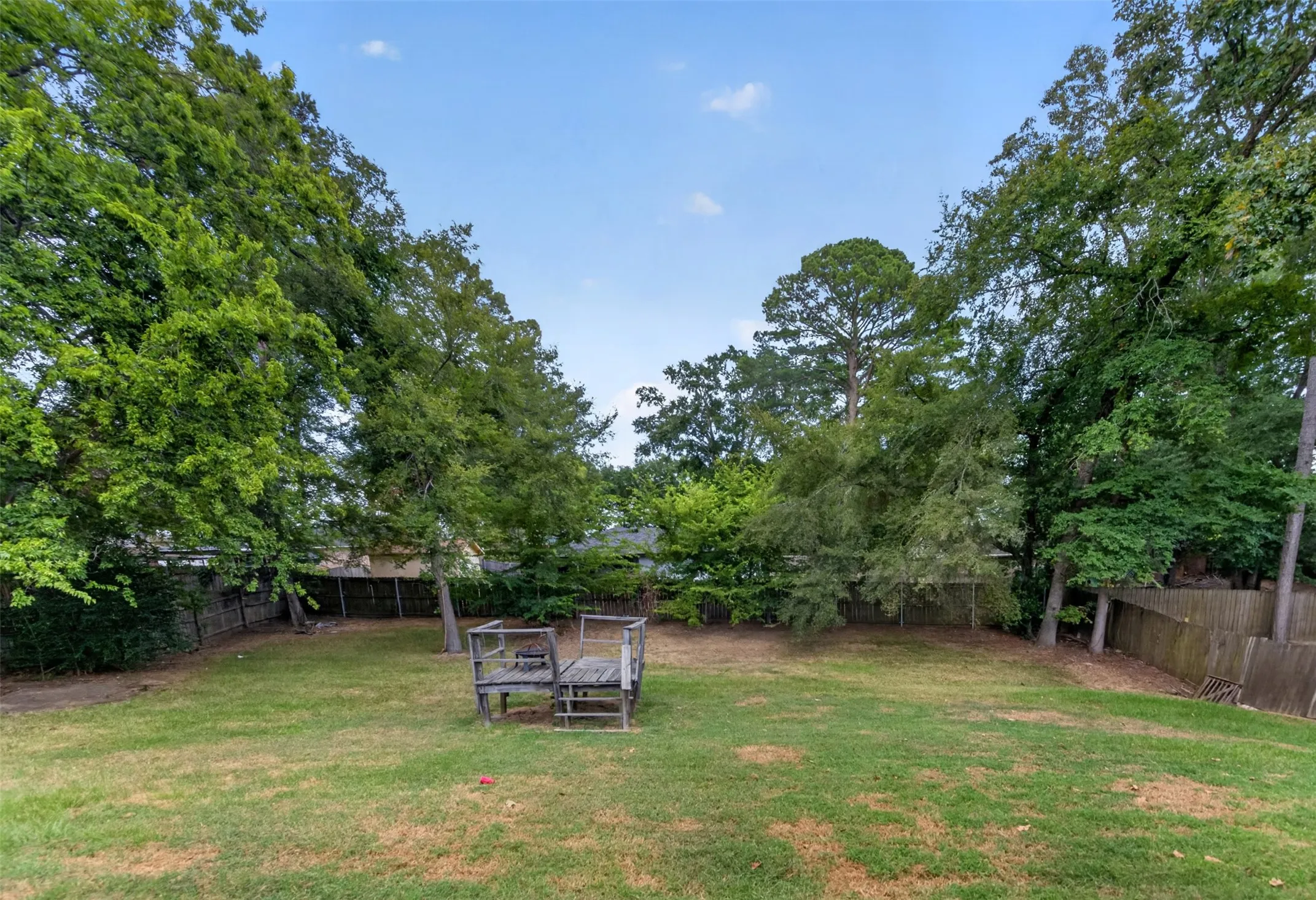 Single Family Residence For Sale in Smith County , 9314 Londonderry, Tyler, Texas 75703, 4 Bedroom, 2 Bathroom, 2 Garage spaces, 1,760 Sqft, built in 1995, mls#21355096, Real Estate Agent in Tyler, Homes For Sale in Smith county, Homes For Sale in Tyler, Realtor in Tyler Texas, Real Estate Brokerage Independent Realty Texas, Luminita Cordes Realtor