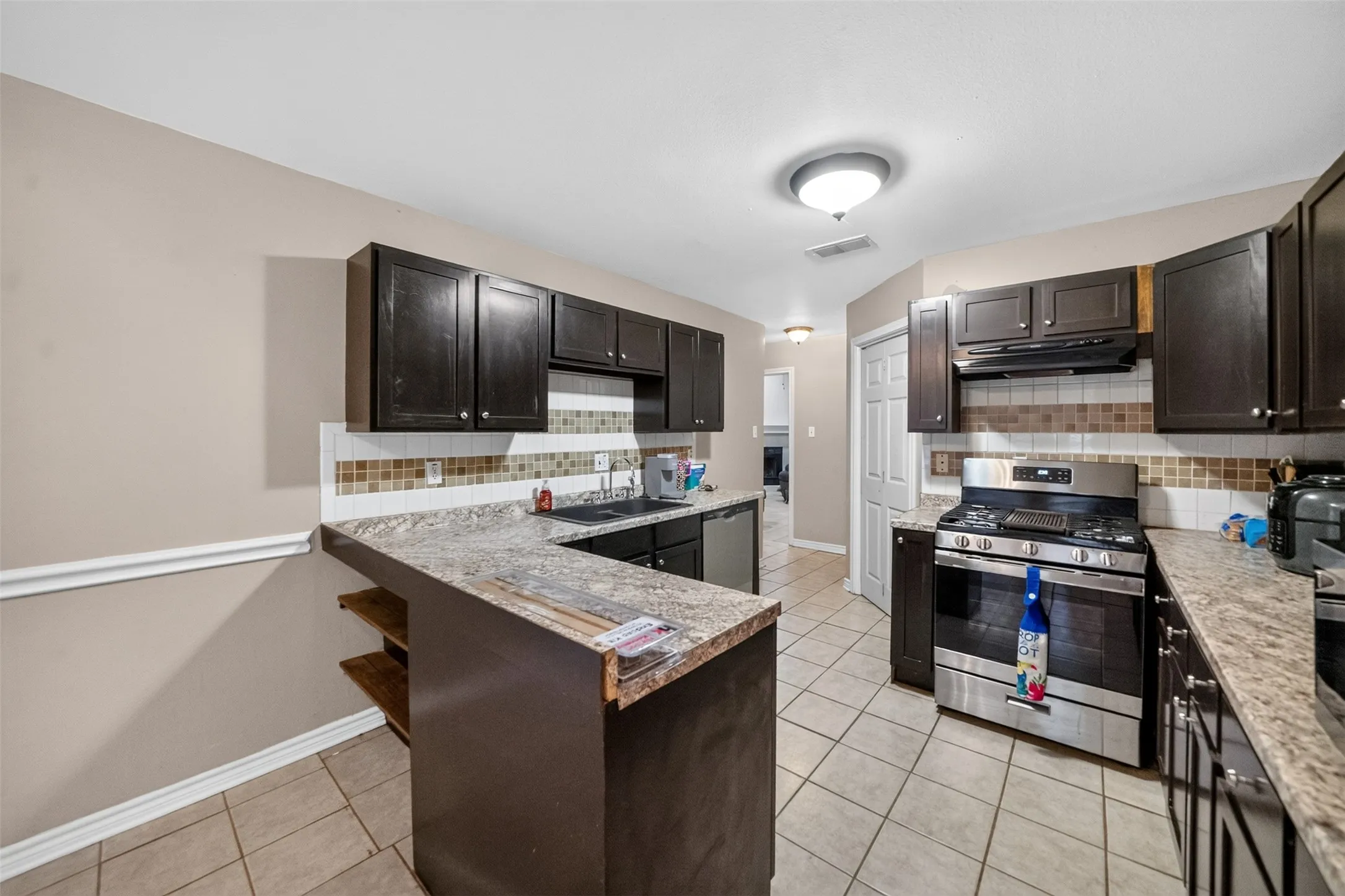Single Family Residence For Sale in Smith County , 9314 Londonderry, Tyler, Texas 75703, 4 Bedroom, 2 Bathroom, 2 Garage spaces, 1,760 Sqft, built in 1995, mls#21355096, Real Estate Agent in Tyler, Homes For Sale in Smith county, Homes For Sale in Tyler, Realtor in Tyler Texas, Real Estate Brokerage Independent Realty Texas, Luminita Cordes Realtor