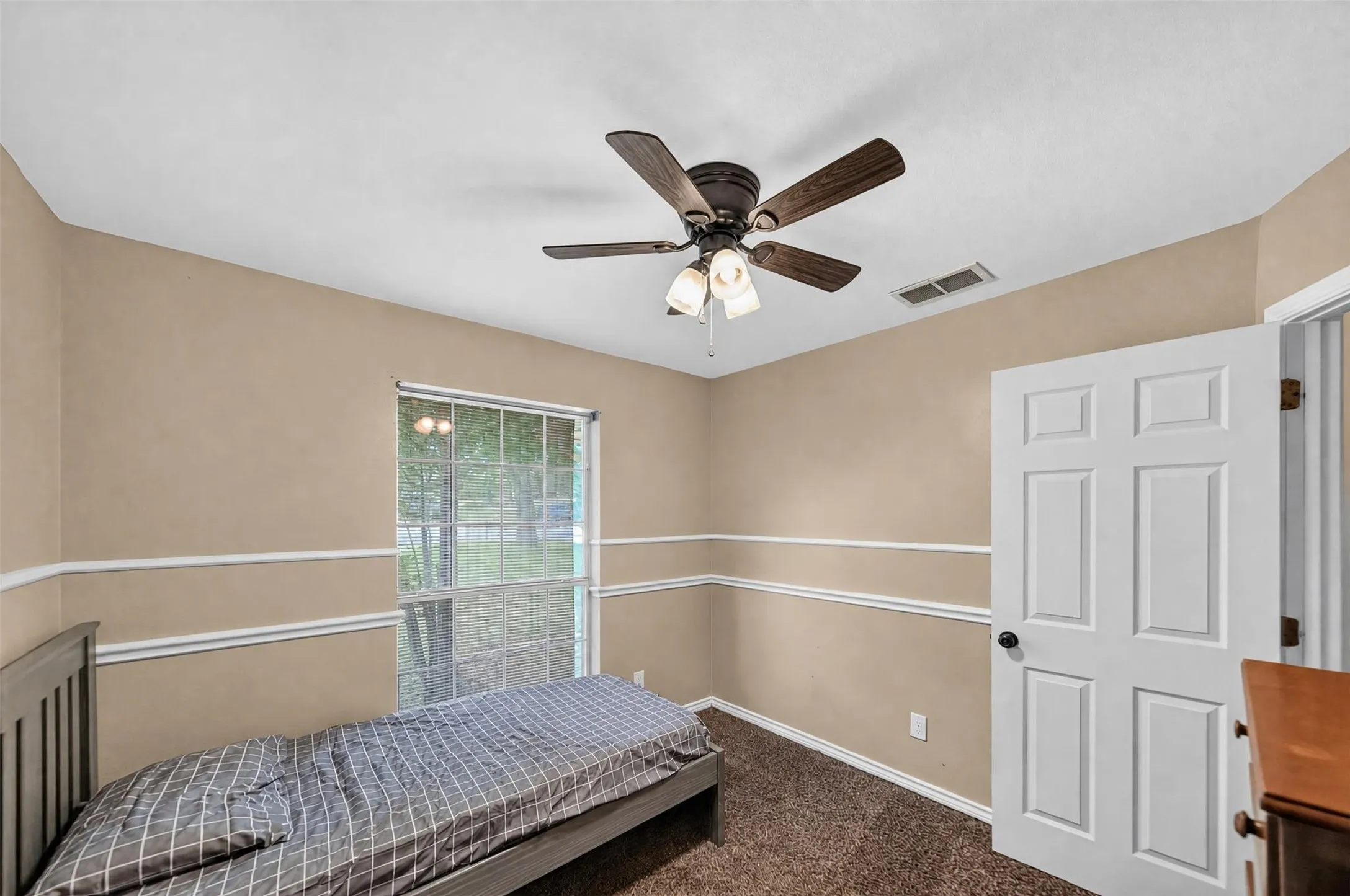 Single Family Residence For Sale in Smith County , 9314 Londonderry, Tyler, Texas 75703, 4 Bedroom, 2 Bathroom, 2 Garage spaces, 1,760 Sqft, built in 1995, mls#21355096, Real Estate Agent in Tyler, Homes For Sale in Smith county, Homes For Sale in Tyler, Realtor in Tyler Texas, Real Estate Brokerage Independent Realty Texas, Luminita Cordes Realtor