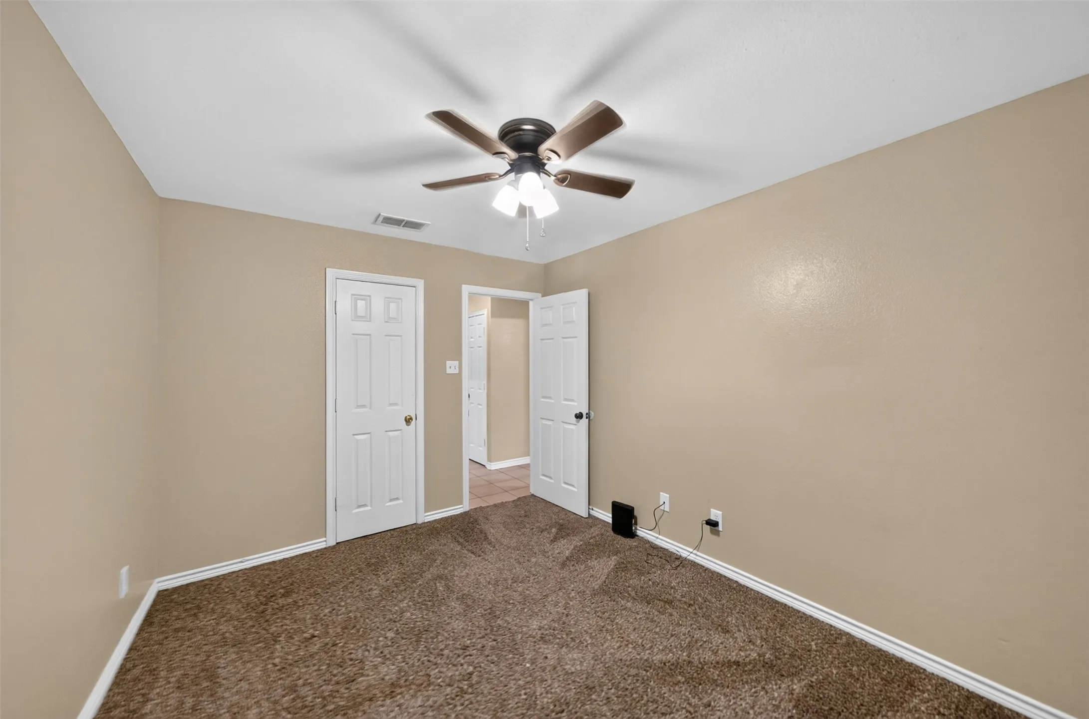Single Family Residence For Sale in Smith County , 9314 Londonderry, Tyler, Texas 75703, 4 Bedroom, 2 Bathroom, 2 Garage spaces, 1,760 Sqft, built in 1995, mls#21355096, Real Estate Agent in Tyler, Homes For Sale in Smith county, Homes For Sale in Tyler, Realtor in Tyler Texas, Real Estate Brokerage Independent Realty Texas, Luminita Cordes Realtor