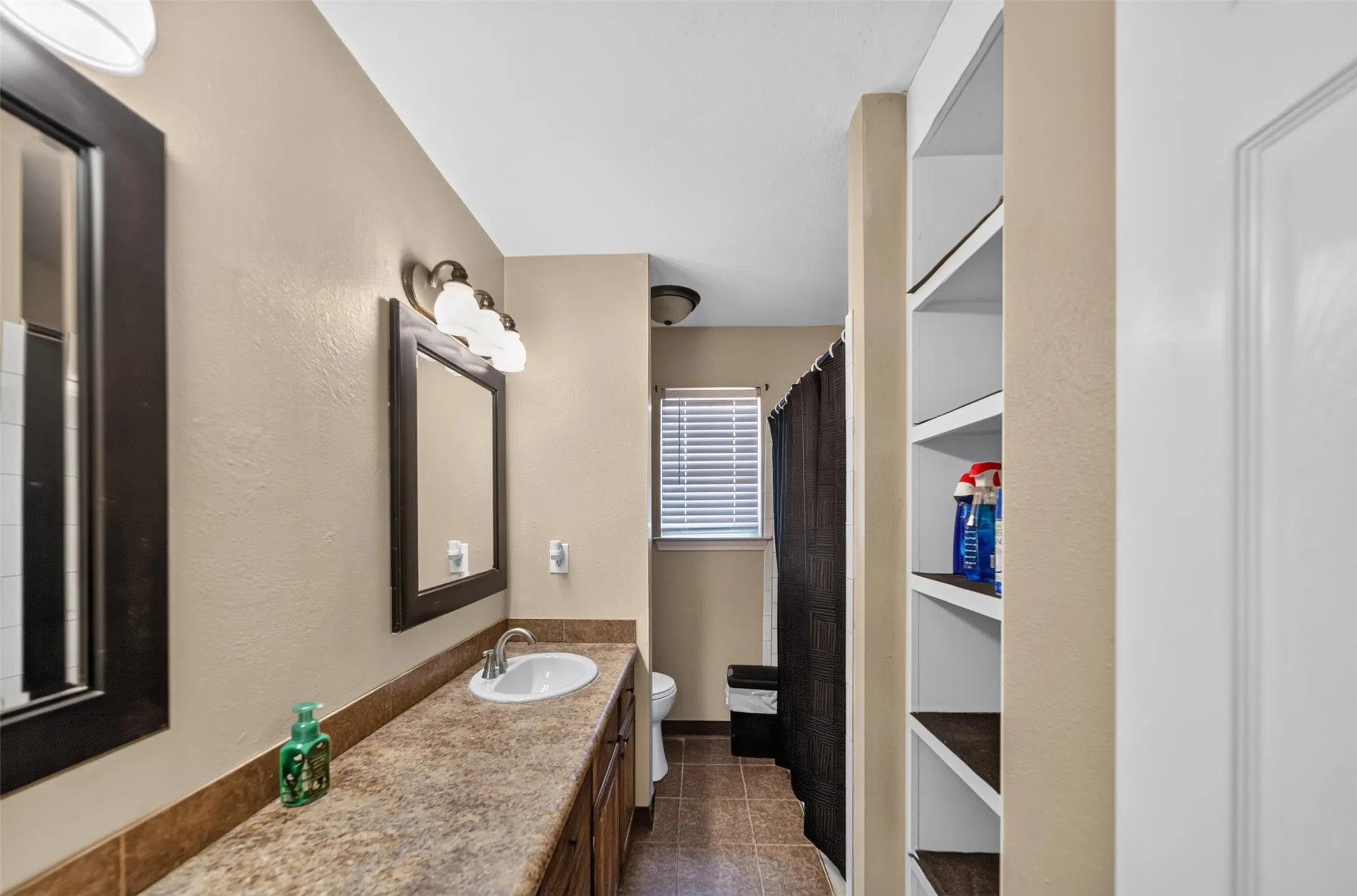 Single Family Residence For Sale in Smith County , 9314 Londonderry, Tyler, Texas 75703, 4 Bedroom, 2 Bathroom, 2 Garage spaces, 1,760 Sqft, built in 1995, mls#21355096, Real Estate Agent in Tyler, Homes For Sale in Smith county, Homes For Sale in Tyler, Realtor in Tyler Texas, Real Estate Brokerage Independent Realty Texas, Luminita Cordes Realtor