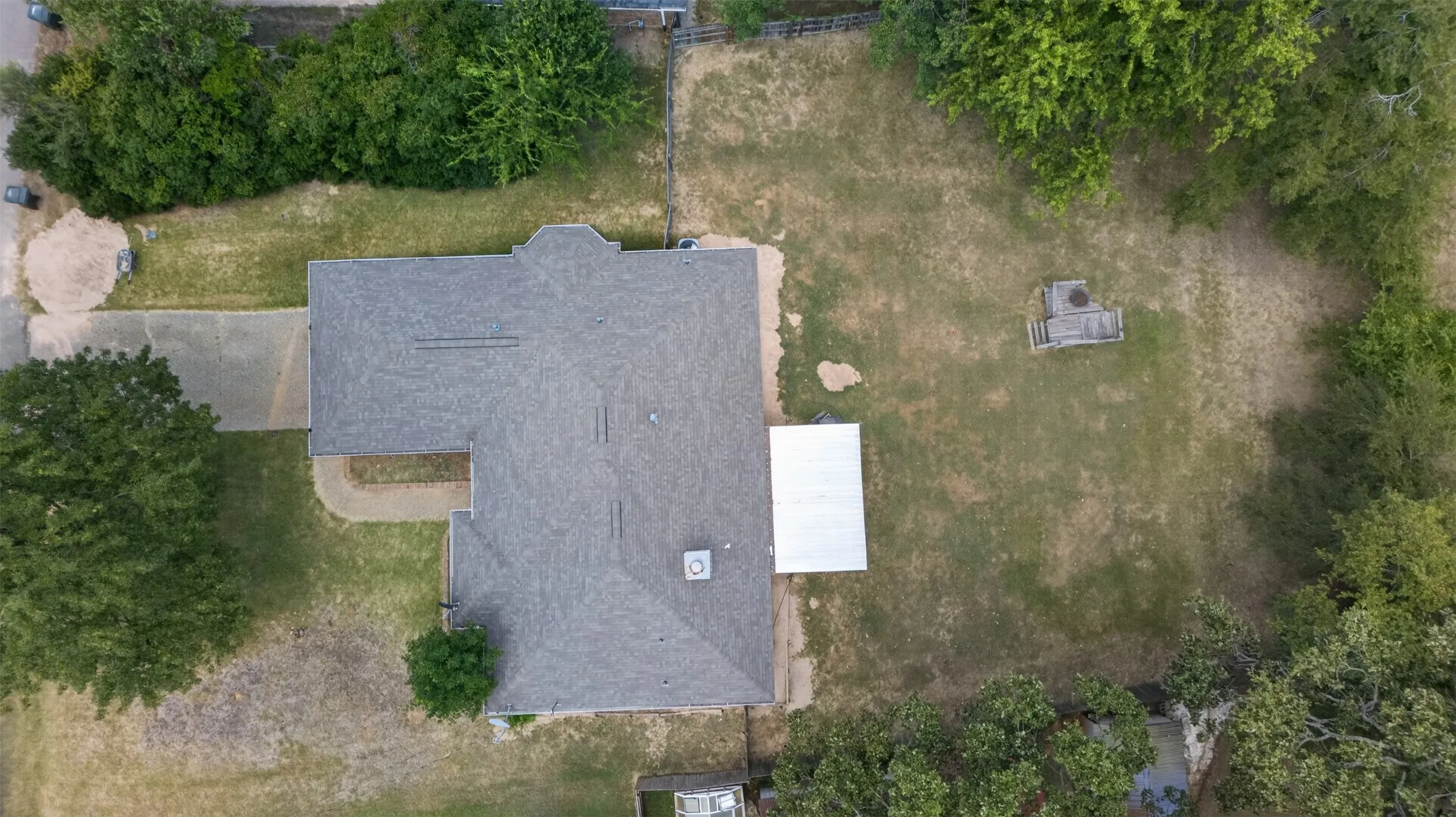 Single Family Residence For Sale in Smith County , 9314 Londonderry, Tyler, Texas 75703, 4 Bedroom, 2 Bathroom, 2 Garage spaces, 1,760 Sqft, built in 1995, mls#21355096, Real Estate Agent in Tyler, Homes For Sale in Smith county, Homes For Sale in Tyler, Realtor in Tyler Texas, Real Estate Brokerage Independent Realty Texas, Luminita Cordes Realtor