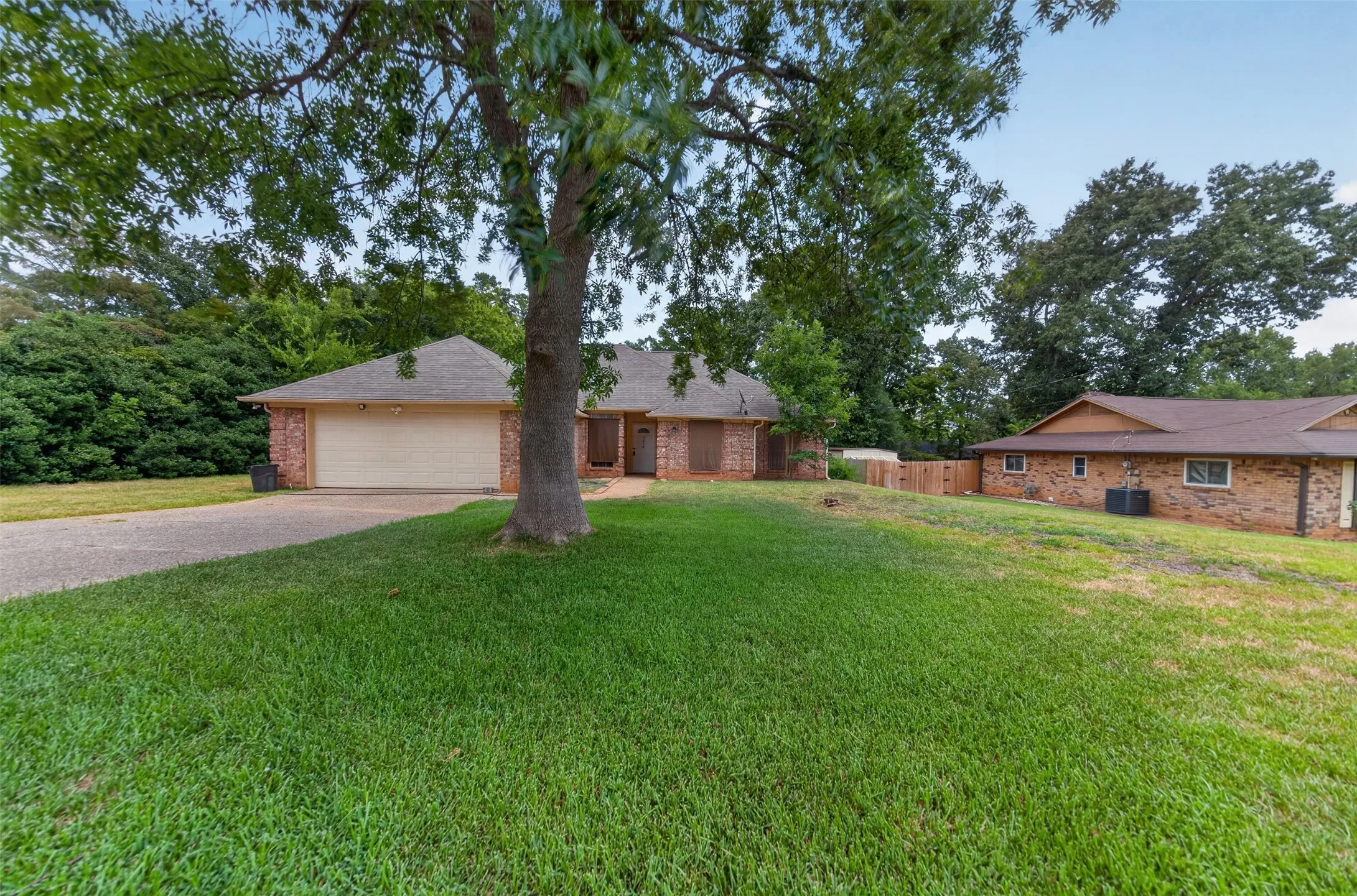 Single Family Residence For Sale in Smith County , 9314 Londonderry, Tyler, Texas 75703, 4 Bedroom, 2 Bathroom, 2 Garage spaces, 1,760 Sqft, built in 1995, mls#21355096, Real Estate Agent in Tyler, Homes For Sale in Smith county, Homes For Sale in Tyler, Realtor in Tyler Texas, Real Estate Brokerage Independent Realty Texas, Luminita Cordes Realtor