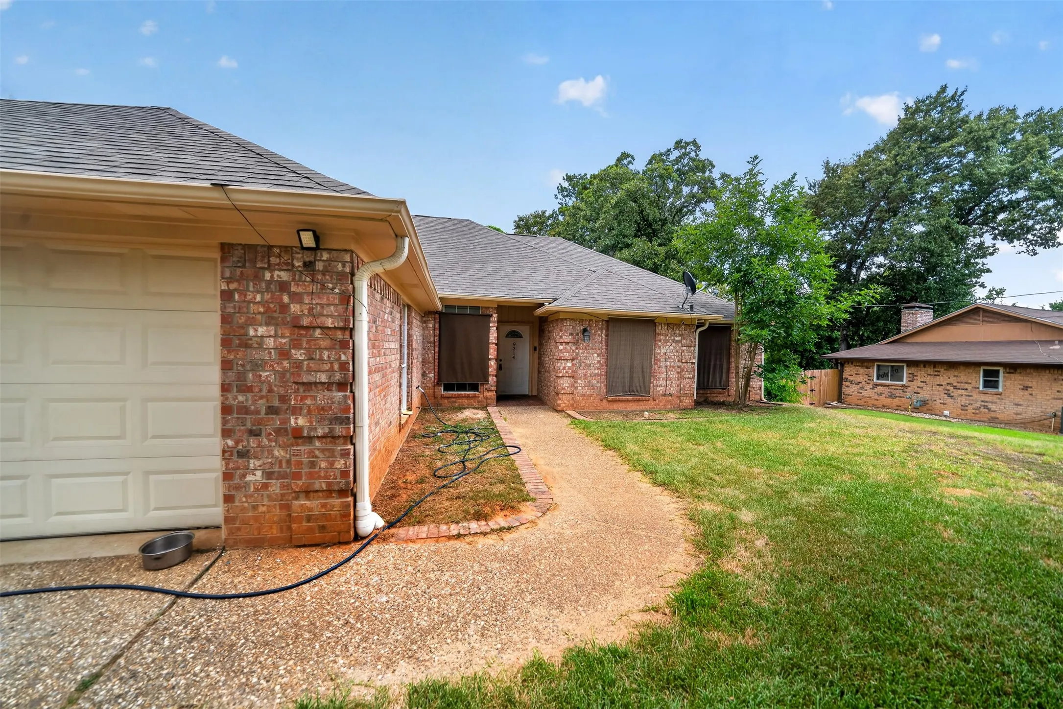 Single Family Residence For Sale in Smith County , 9314 Londonderry, Tyler, Texas 75703, 4 Bedroom, 2 Bathroom, 2 Garage spaces, 1,760 Sqft, built in 1995, mls#21355096, Real Estate Agent in Tyler, Homes For Sale in Smith county, Homes For Sale in Tyler, Realtor in Tyler Texas, Real Estate Brokerage Independent Realty Texas, Luminita Cordes Realtor
