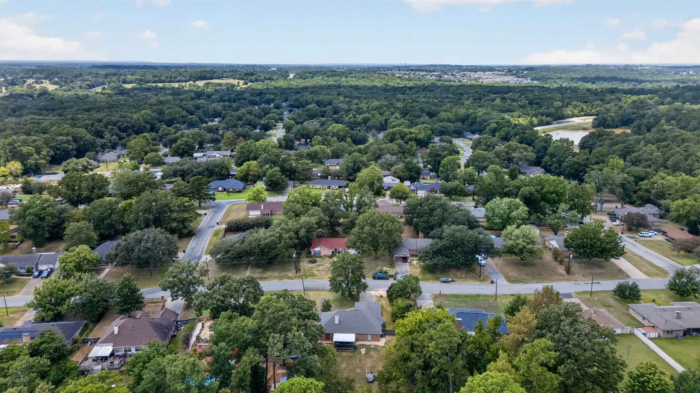 Single Family Residence For Sale in Smith County , 9314 Londonderry, Tyler, Texas 75703, 4 Bedroom, 2 Bathroom, 2 Garage spaces, 1,760 Sqft, built in 1995, mls#21355096, Real Estate Agent in Tyler, Homes For Sale in Smith county, Homes For Sale in Tyler, Realtor in Tyler Texas, Real Estate Brokerage Independent Realty Texas, Luminita Cordes Realtor
