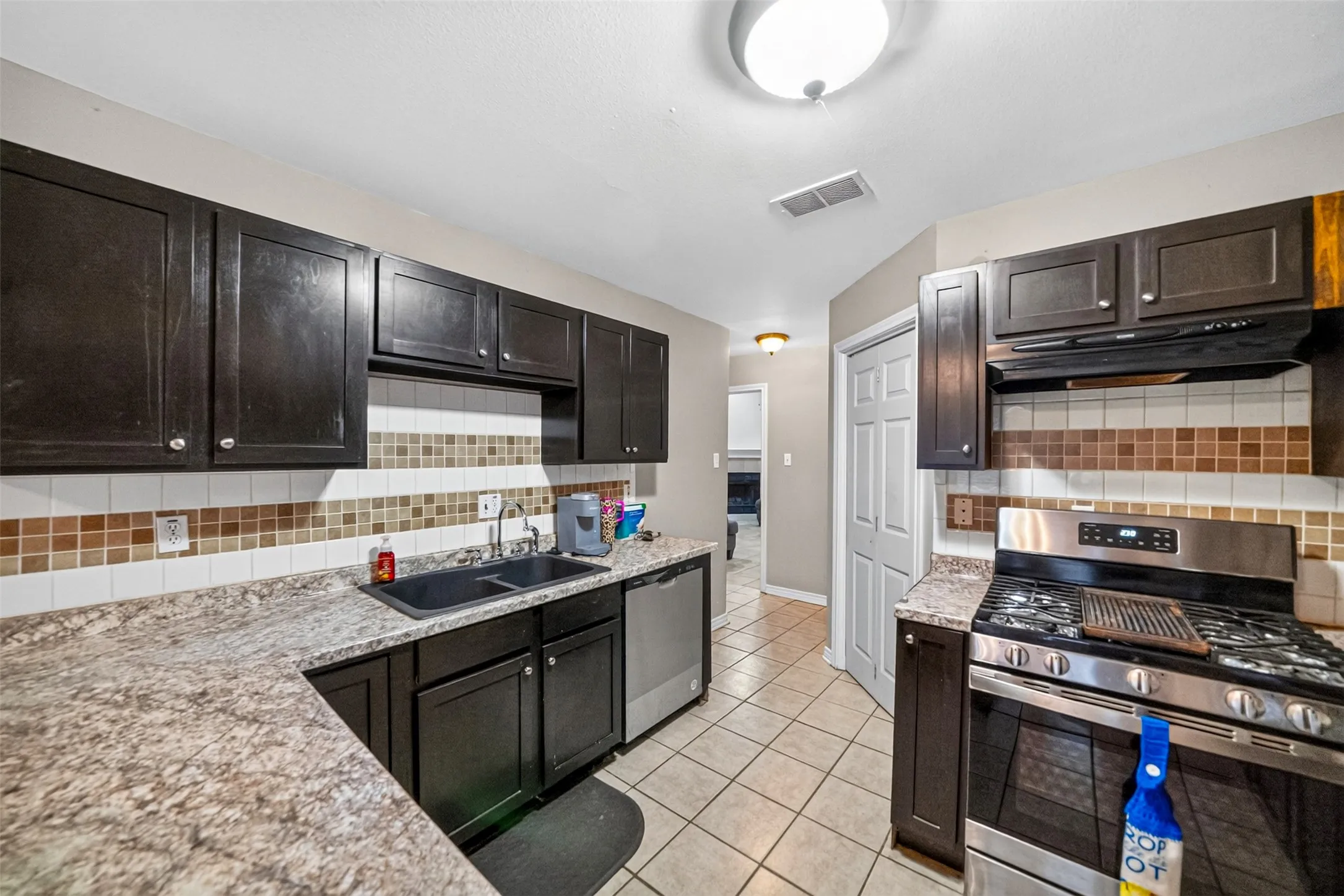 Single Family Residence For Sale in Smith County , 9314 Londonderry, Tyler, Texas 75703, 4 Bedroom, 2 Bathroom, 2 Garage spaces, 1,760 Sqft, built in 1995, mls#21355096, Real Estate Agent in Tyler, Homes For Sale in Smith county, Homes For Sale in Tyler, Realtor in Tyler Texas, Real Estate Brokerage Independent Realty Texas, Luminita Cordes Realtor