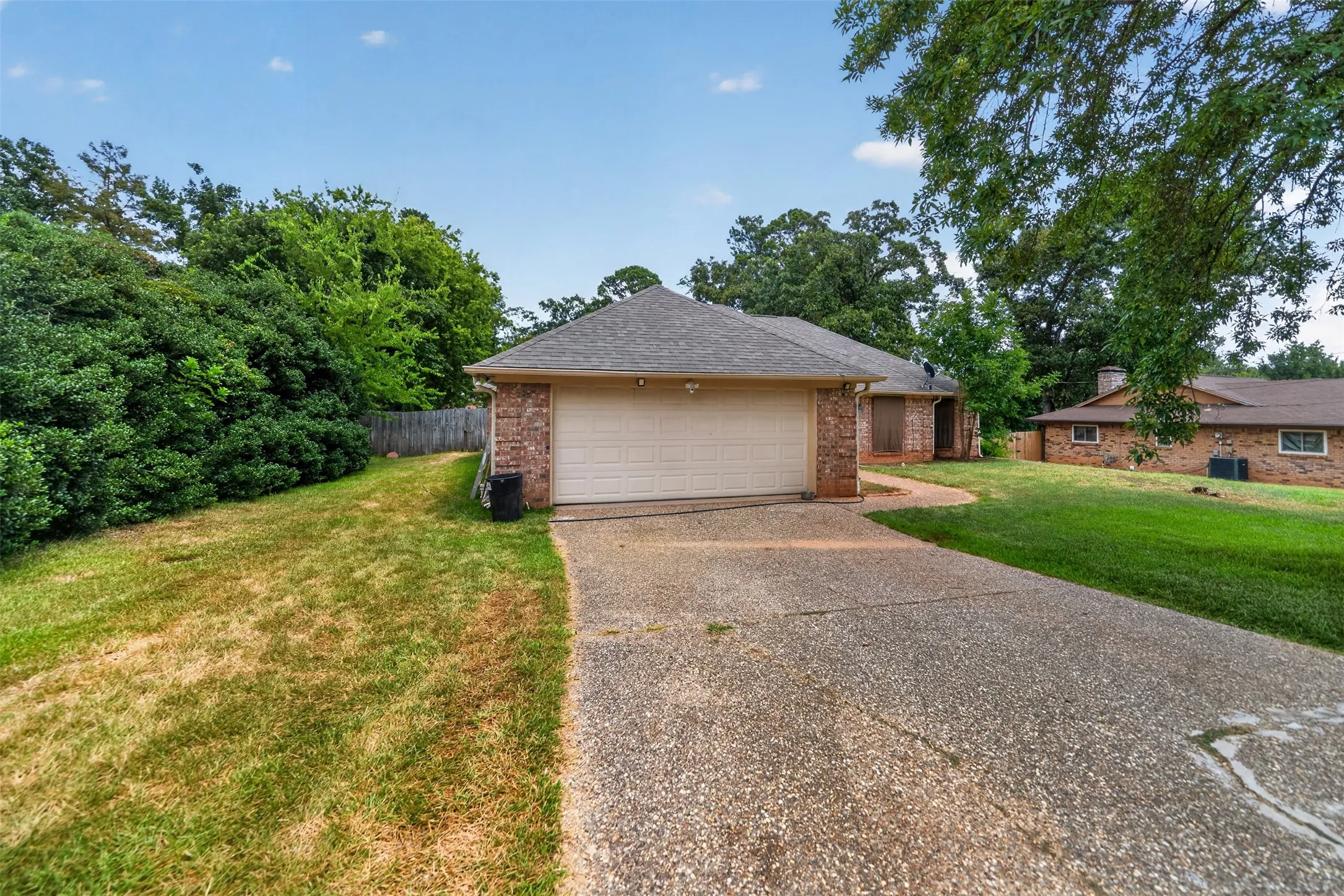 Single Family Residence For Sale in Smith County , 9314 Londonderry, Tyler, Texas 75703, 4 Bedroom, 2 Bathroom, 2 Garage spaces, 1,760 Sqft, built in 1995, mls#21355096, Real Estate Agent in Tyler, Homes For Sale in Smith county, Homes For Sale in Tyler, Realtor in Tyler Texas, Real Estate Brokerage Independent Realty Texas, Luminita Cordes Realtor
