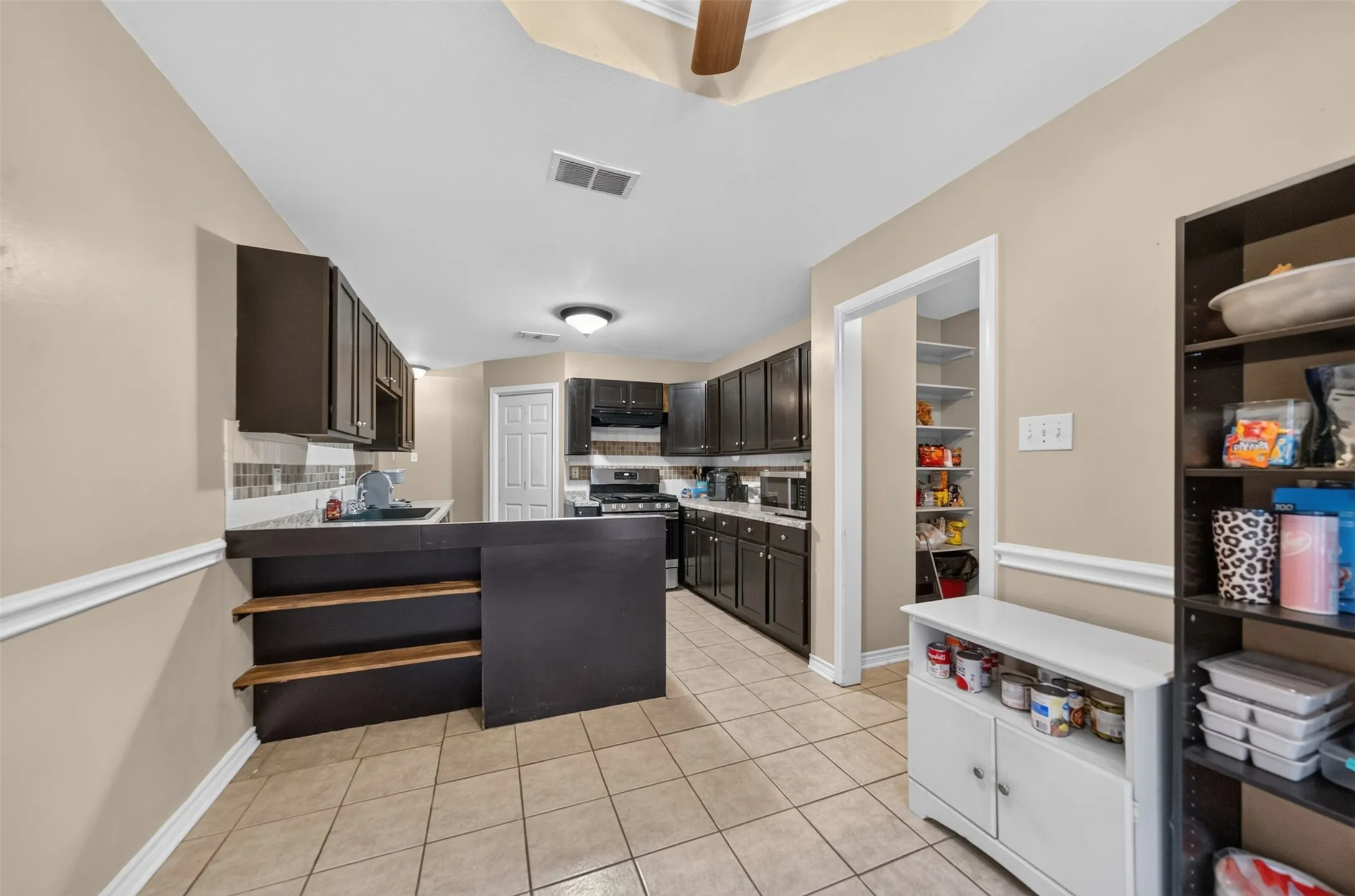 Single Family Residence For Sale in Smith County , 9314 Londonderry, Tyler, Texas 75703, 4 Bedroom, 2 Bathroom, 2 Garage spaces, 1,760 Sqft, built in 1995, mls#21355096, Real Estate Agent in Tyler, Homes For Sale in Smith county, Homes For Sale in Tyler, Realtor in Tyler Texas, Real Estate Brokerage Independent Realty Texas, Luminita Cordes Realtor