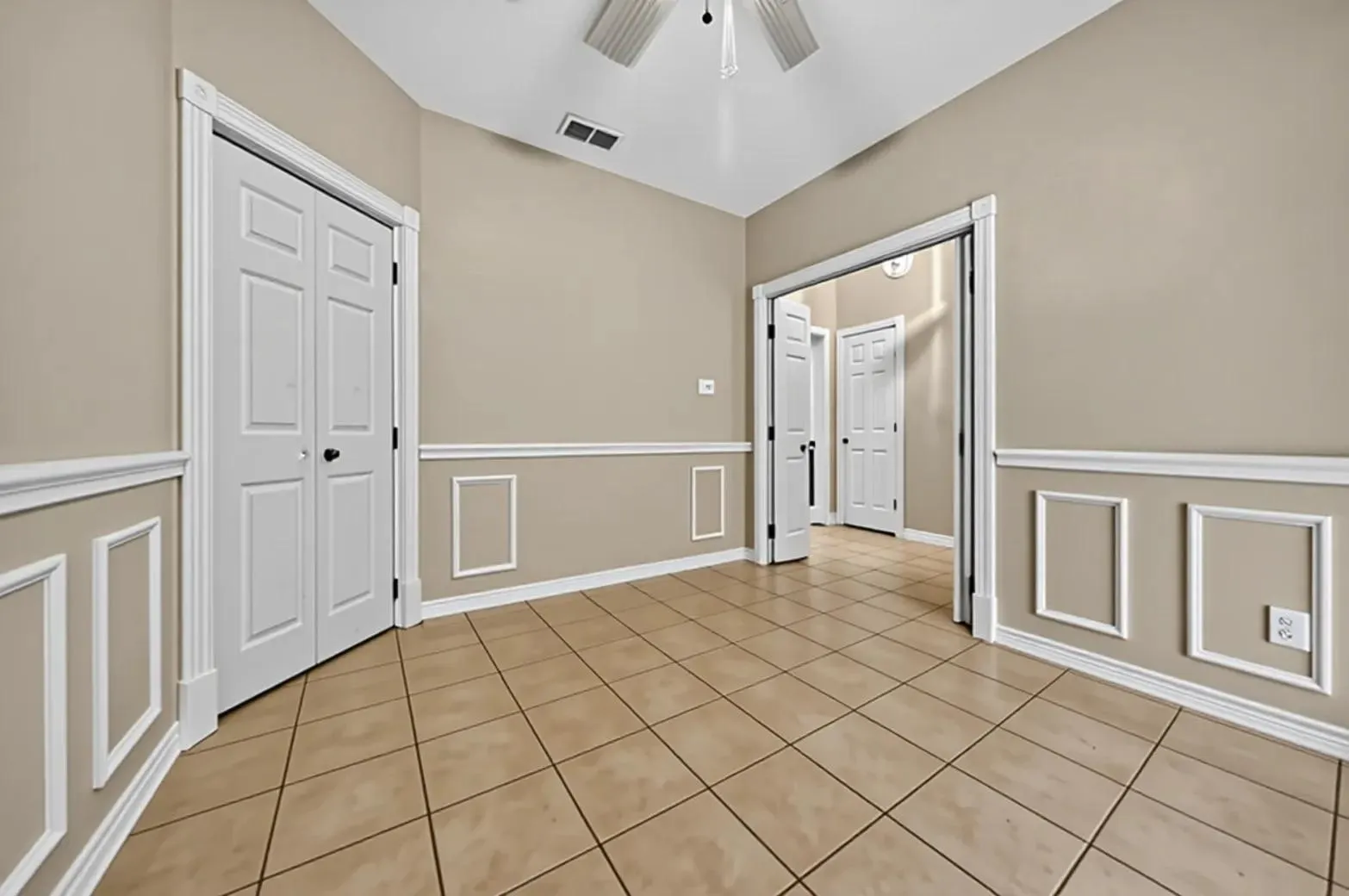 Single Family Residence For Sale in Smith County , 9314 Londonderry, Tyler, Texas 75703, 4 Bedroom, 2 Bathroom, 2 Garage spaces, 1,760 Sqft, built in 1995, mls#21355096, Real Estate Agent in Tyler, Homes For Sale in Smith county, Homes For Sale in Tyler, Realtor in Tyler Texas, Real Estate Brokerage Independent Realty Texas, Luminita Cordes Realtor