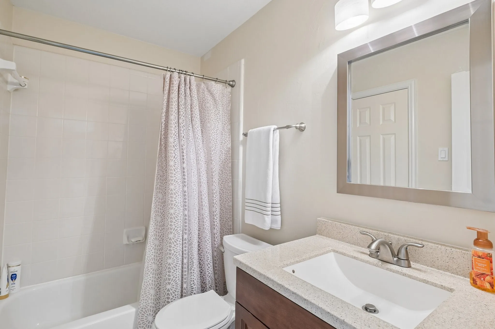 Single Family Residence For Sale in Tarrant County , 1810 Windsong Circle, Keller, Texas 76248, 4 Bedroom, 4 Bathroom, 2 Garage spaces, 3,868 Sqft, built in 1998, mls#21355245, Real Estate Agent in Keller, Homes For Sale in Tarrant county, Homes For Sale in Keller, Realtor in Keller Texas, Real Estate Brokerage Independent Realty Texas, Luminita Cordes Realtor