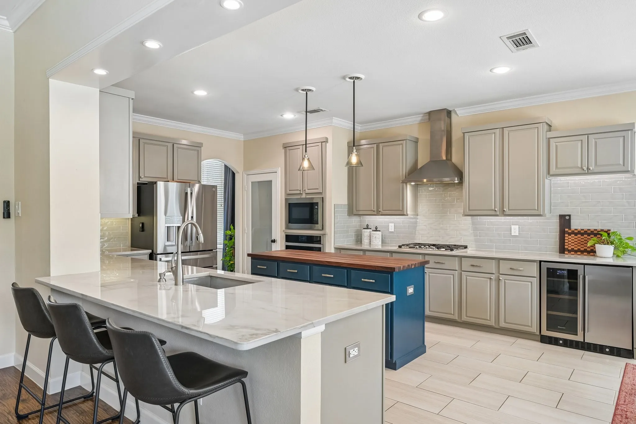Single Family Residence For Sale in Tarrant County , 1810 Windsong Circle, Keller, Texas 76248, 4 Bedroom, 4 Bathroom, 2 Garage spaces, 3,868 Sqft, built in 1998, mls#21355245, Real Estate Agent in Keller, Homes For Sale in Tarrant county, Homes For Sale in Keller, Realtor in Keller Texas, Real Estate Brokerage Independent Realty Texas, Luminita Cordes Realtor