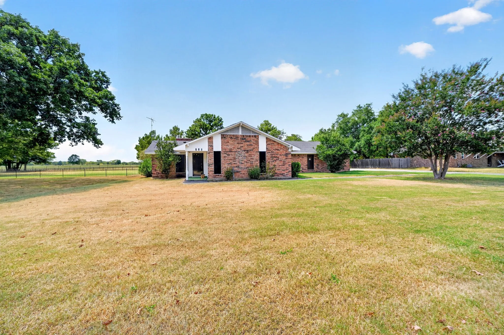 Single Family Residence For Sale in Van Zandt County , 720 S Houston Street, Edgewood, Texas 75117, 3 Bedroom, 2 Bathroom, 2 Garage spaces, 2,063 Sqft, built in 1973, mls#21349558, Real Estate Agent in Edgewood, Homes For Sale in Van Zandt county, Homes For Sale in Edgewood, Realtor in Edgewood Texas, Real Estate Brokerage Independent Realty Texas, Luminita Cordes Realtor