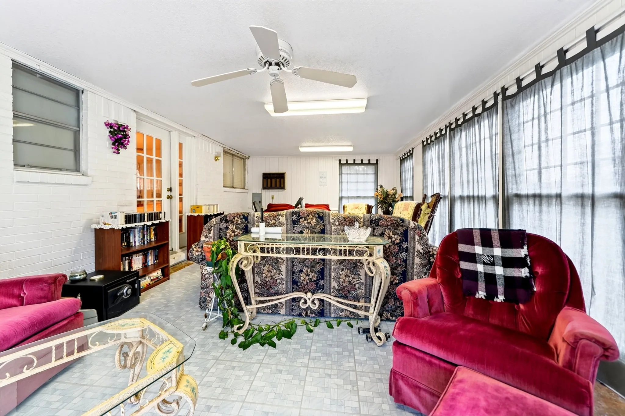 Single Family Residence For Sale in Van Zandt County , 720 S Houston Street, Edgewood, Texas 75117, 3 Bedroom, 2 Bathroom, 2 Garage spaces, 2,063 Sqft, built in 1973, mls#21349558, Real Estate Agent in Edgewood, Homes For Sale in Van Zandt county, Homes For Sale in Edgewood, Realtor in Edgewood Texas, Real Estate Brokerage Independent Realty Texas, Luminita Cordes Realtor
