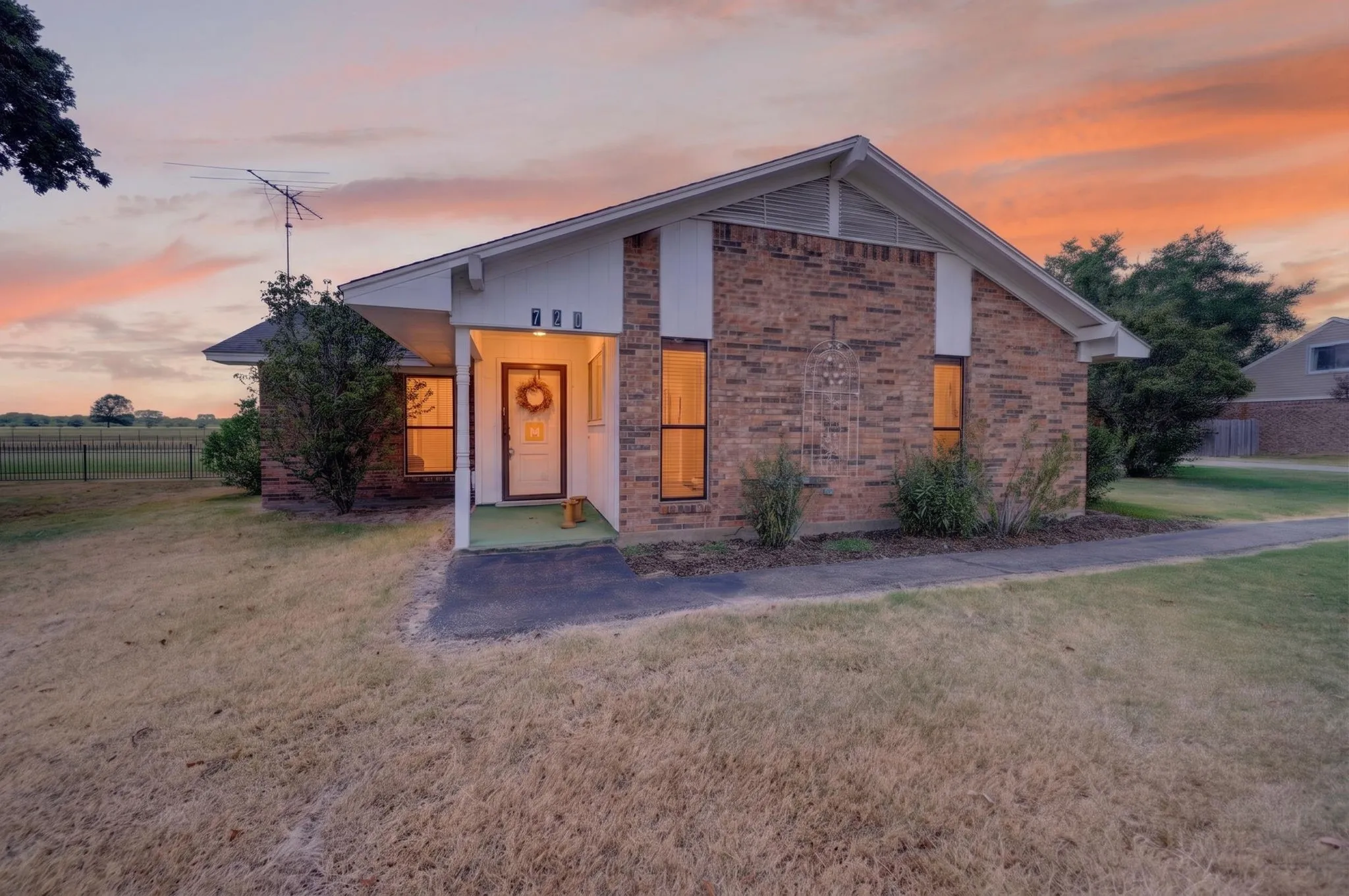 Single Family Residence For Sale in Van Zandt County , 720 S Houston Street, Edgewood, Texas 75117, 3 Bedroom, 2 Bathroom, 2 Garage spaces, 2,063 Sqft, built in 1973, mls#21349558, Real Estate Agent in Edgewood, Homes For Sale in Van Zandt county, Homes For Sale in Edgewood, Realtor in Edgewood Texas, Real Estate Brokerage Independent Realty Texas, Luminita Cordes Realtor