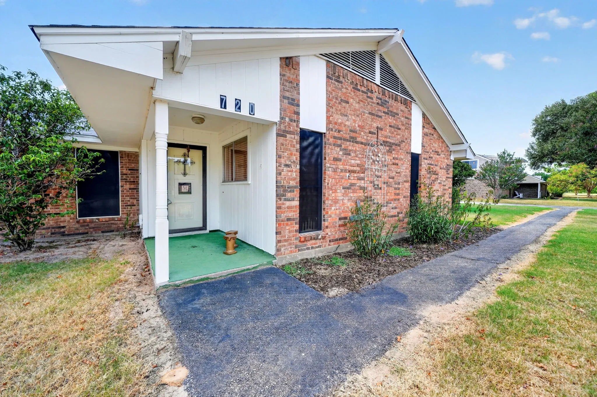 Single Family Residence For Sale in Van Zandt County , 720 S Houston Street, Edgewood, Texas 75117, 3 Bedroom, 2 Bathroom, 2 Garage spaces, 2,063 Sqft, built in 1973, mls#21349558, Real Estate Agent in Edgewood, Homes For Sale in Van Zandt county, Homes For Sale in Edgewood, Realtor in Edgewood Texas, Real Estate Brokerage Independent Realty Texas, Luminita Cordes Realtor