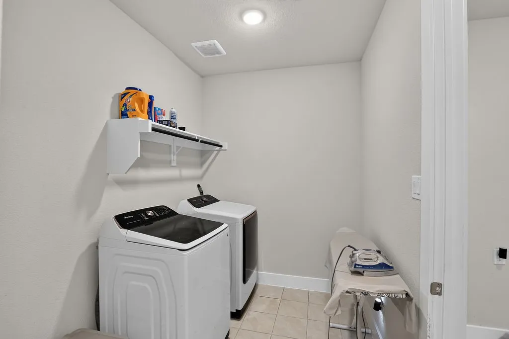 Single Family Residence For Sale in Ellis County , 2405 Hitchford Street, Midlothian, Texas 76065, 3 Bedroom, 3 Bathroom, 2 Garage spaces, 2,606 Sqft, built in 2024, mls#21342713, Real Estate Agent in Midlothian, Homes For Sale in Ellis county, Homes For Sale in Midlothian, Realtor in Midlothian Texas, Real Estate Brokerage Independent Realty Texas, Luminita Cordes Realtor