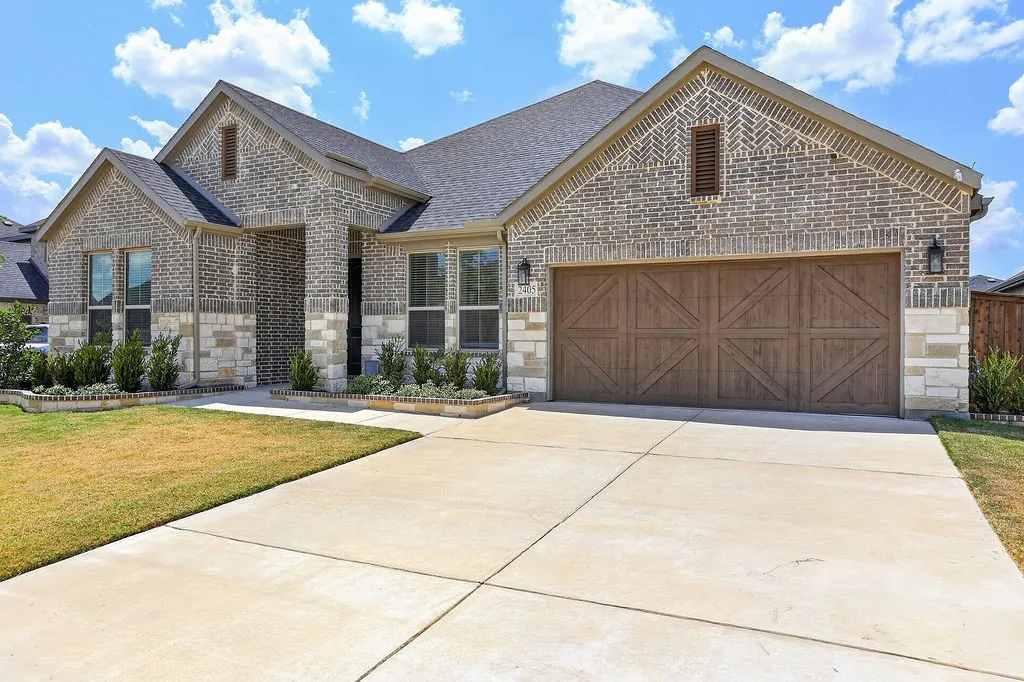 Single Family Residence For Sale in Ellis County , 2405 Hitchford Street, Midlothian, Texas 76065, 3 Bedroom, 3 Bathroom, 2 Garage spaces, 2,606 Sqft, built in 2024, mls#21342713, Real Estate Agent in Midlothian, Homes For Sale in Ellis county, Homes For Sale in Midlothian, Realtor in Midlothian Texas, Real Estate Brokerage Independent Realty Texas, Luminita Cordes Realtor