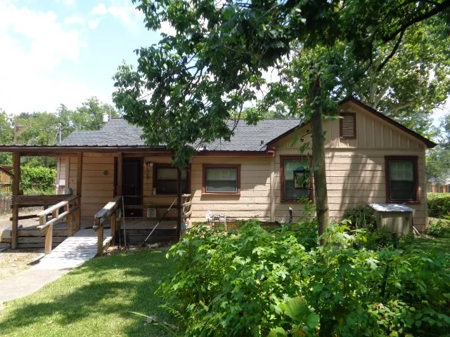 Single Family Residence For Sale in Smith County , 505 Hillcrest Avenue 1, Tyler, Texas 75702, 3 Bedroom, 1 Bathroom, 1 Garage spaces, 1,352 Sqft, built in 1940, mls#21355470, Real Estate Agent in Tyler, Homes For Sale in Smith county, Homes For Sale in Tyler, Realtor in Tyler Texas, Real Estate Brokerage Independent Realty Texas, Luminita Cordes Realtor