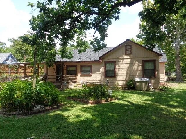 Single Family Residence For Sale in Smith County , 505 Hillcrest Avenue 1, Tyler, Texas 75702, 3 Bedroom, 1 Bathroom, 1 Garage spaces, 1,352 Sqft, built in 1940, mls#21355470, Real Estate Agent in Tyler, Homes For Sale in Smith county, Homes For Sale in Tyler, Realtor in Tyler Texas, Real Estate Brokerage Independent Realty Texas, Luminita Cordes Realtor