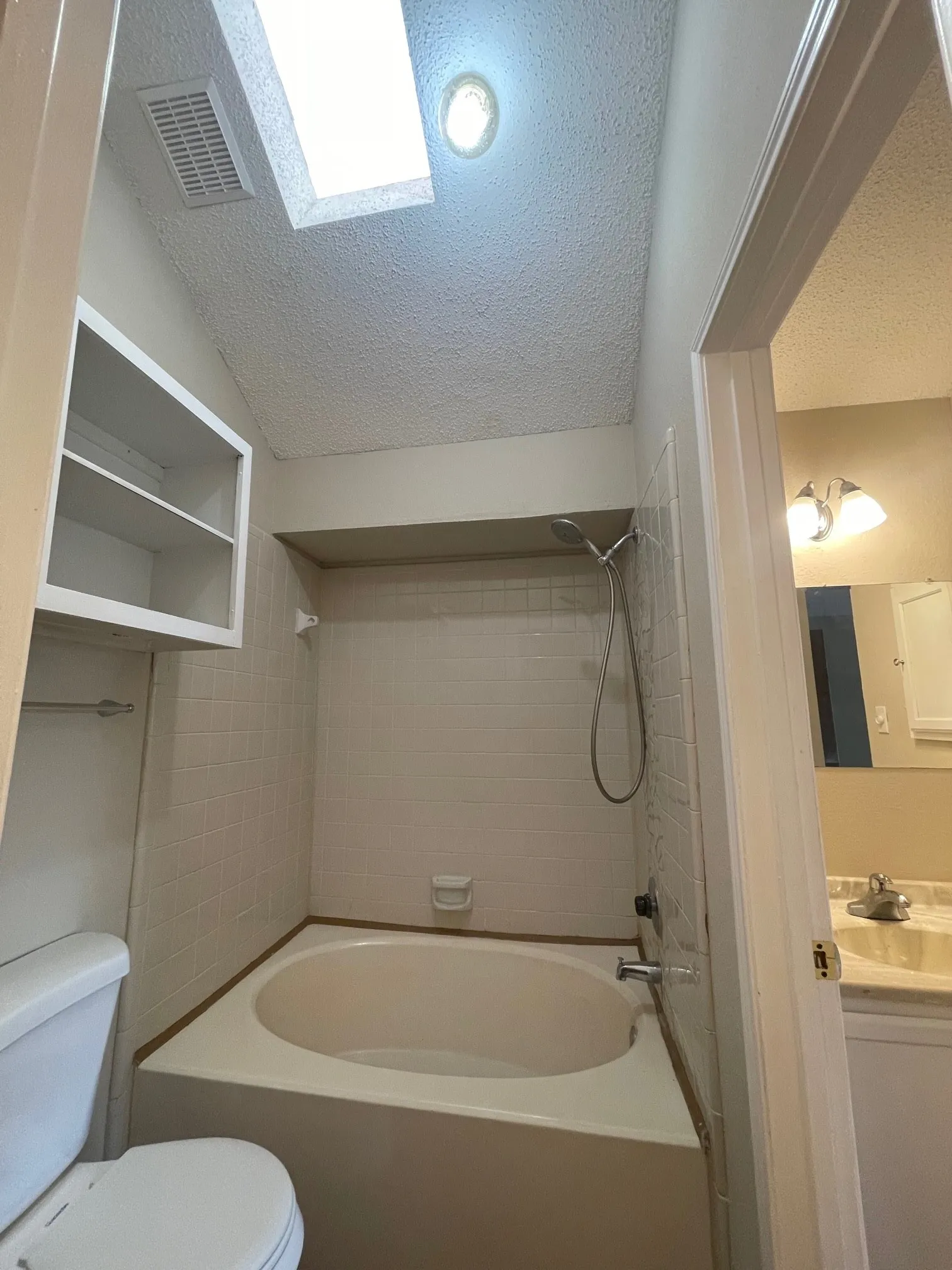 Single Family Residence For Rent in Tarrant County , 5516 Stone Meadow Lane, Fort Worth, Texas 76179, 3 Bedroom, 2 Bathroom, 2 Garage spaces, 1,346 Sqft, built in 1987, mls#21355473, Real Estate Agent in Fort Worth, Homes For Rent in Tarrant county, Homes For Rent in Fort Worth, Realtor in Fort Worth Texas, Real Estate Brokerage Independent Realty Texas, Luminita Cordes Realtor