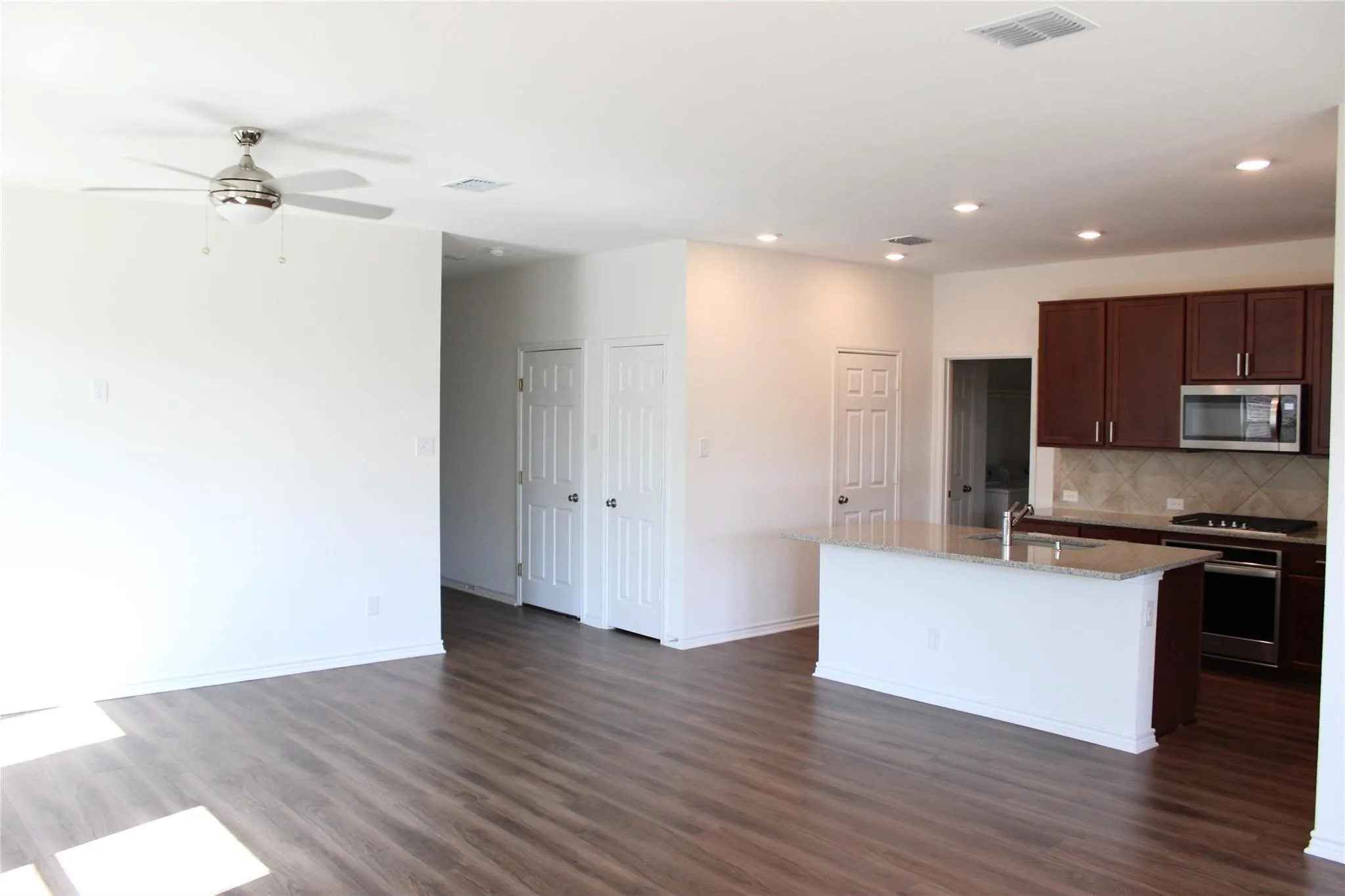 Single Family Residence For Rent in Denton County , 1012 West Drive, Aubrey, Texas 76227, 3 Bedroom, 2 Bathroom, 2 Garage spaces, 1,530 Sqft, built in 2021, mls#21352741, Real Estate Agent in Aubrey, Homes For Rent in Denton county, Homes For Rent in Aubrey, Realtor in Aubrey Texas, Real Estate Brokerage Independent Realty Texas, Luminita Cordes Realtor