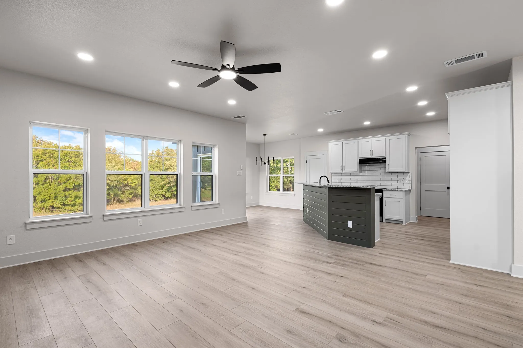 Single Family Residence For Sale in Wise County , 121 Jim Walter Drive, Runaway Bay, Texas 76426, 3 Bedroom, 3 Bathroom, 3 Garage spaces, 1,986 Sqft, built in 2023, mls#21355433, Real Estate Agent in Runaway Bay, Homes For Sale in Wise county, Homes For Sale in Runaway Bay, Realtor in Runaway Bay Texas, Real Estate Brokerage Independent Realty Texas, Luminita Cordes Realtor