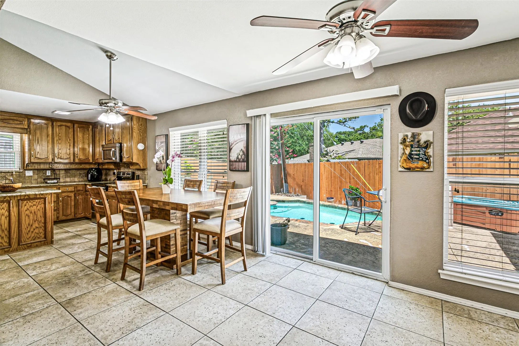 Single Family Residence For Sale in Tarrant County , 4801 Gaylewood Court, Arlington, Texas 76017, 3 Bedroom, 2 Bathroom, 2 Garage spaces, 1,959 Sqft, built in 1983, mls#21354898, Real Estate Agent in Arlington, Homes For Sale in Tarrant county, Homes For Sale in Arlington, Realtor in Arlington Texas, Real Estate Brokerage Independent Realty Texas, Luminita Cordes Realtor
