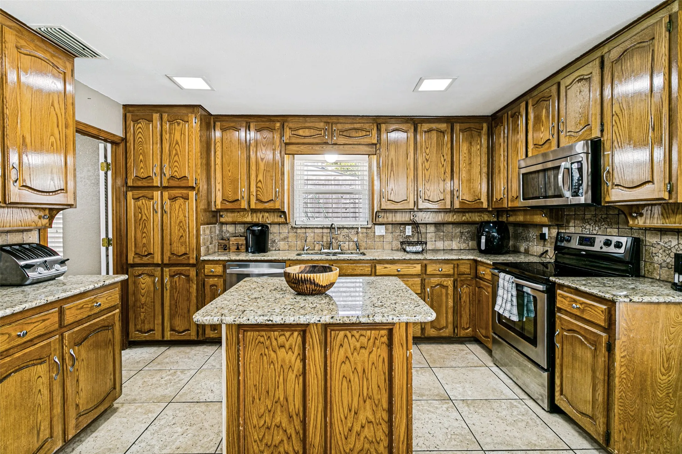 Single Family Residence For Sale in Tarrant County , 4801 Gaylewood Court, Arlington, Texas 76017, 3 Bedroom, 2 Bathroom, 2 Garage spaces, 1,959 Sqft, built in 1983, mls#21354898, Real Estate Agent in Arlington, Homes For Sale in Tarrant county, Homes For Sale in Arlington, Realtor in Arlington Texas, Real Estate Brokerage Independent Realty Texas, Luminita Cordes Realtor