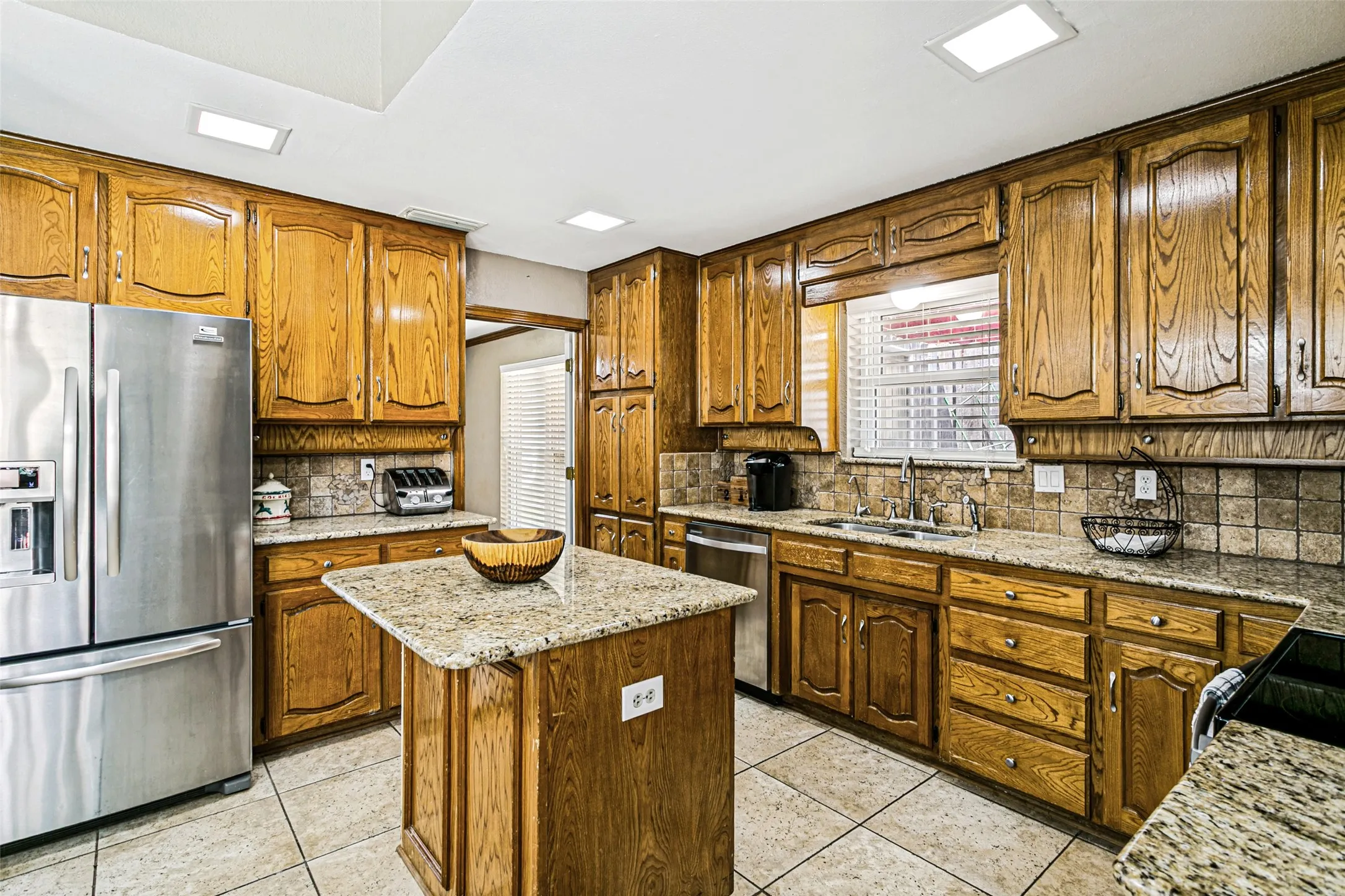 Single Family Residence For Sale in Tarrant County , 4801 Gaylewood Court, Arlington, Texas 76017, 3 Bedroom, 2 Bathroom, 2 Garage spaces, 1,959 Sqft, built in 1983, mls#21354898, Real Estate Agent in Arlington, Homes For Sale in Tarrant county, Homes For Sale in Arlington, Realtor in Arlington Texas, Real Estate Brokerage Independent Realty Texas, Luminita Cordes Realtor