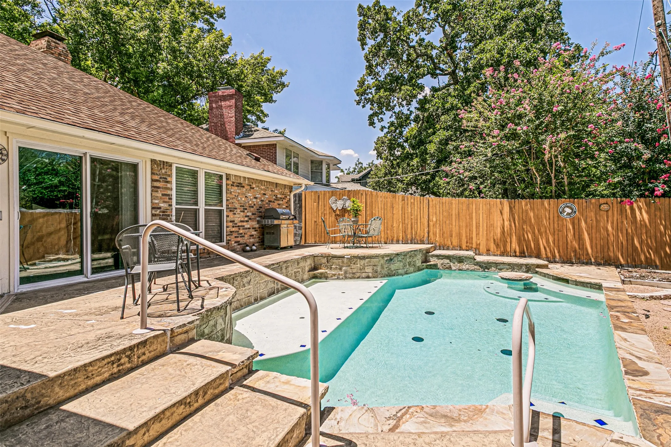 Single Family Residence For Sale in Tarrant County , 4801 Gaylewood Court, Arlington, Texas 76017, 3 Bedroom, 2 Bathroom, 2 Garage spaces, 1,959 Sqft, built in 1983, mls#21354898, Real Estate Agent in Arlington, Homes For Sale in Tarrant county, Homes For Sale in Arlington, Realtor in Arlington Texas, Real Estate Brokerage Independent Realty Texas, Luminita Cordes Realtor
