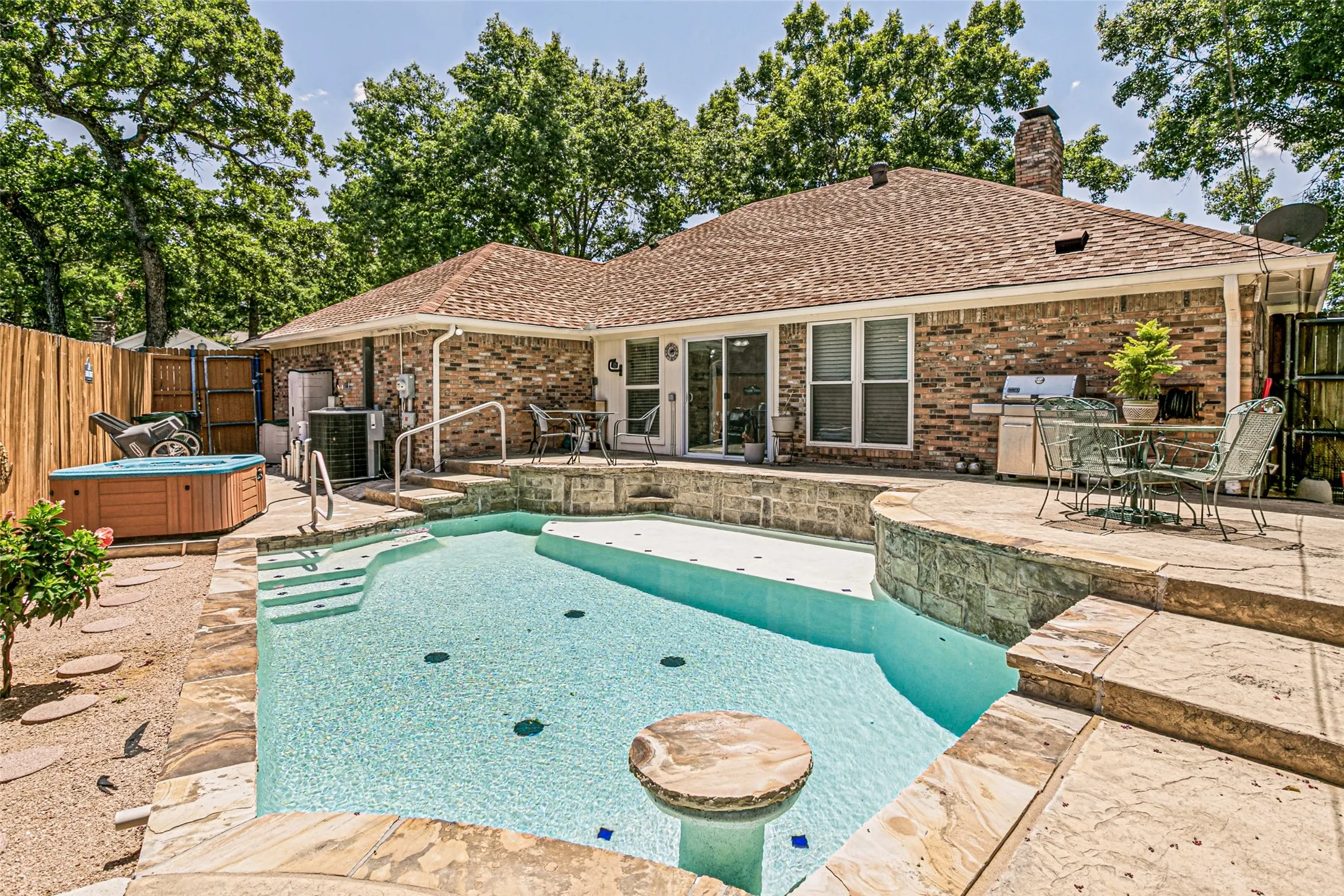 Single Family Residence For Sale in Tarrant County , 4801 Gaylewood Court, Arlington, Texas 76017, 3 Bedroom, 2 Bathroom, 2 Garage spaces, 1,959 Sqft, built in 1983, mls#21354898, Real Estate Agent in Arlington, Homes For Sale in Tarrant county, Homes For Sale in Arlington, Realtor in Arlington Texas, Real Estate Brokerage Independent Realty Texas, Luminita Cordes Realtor