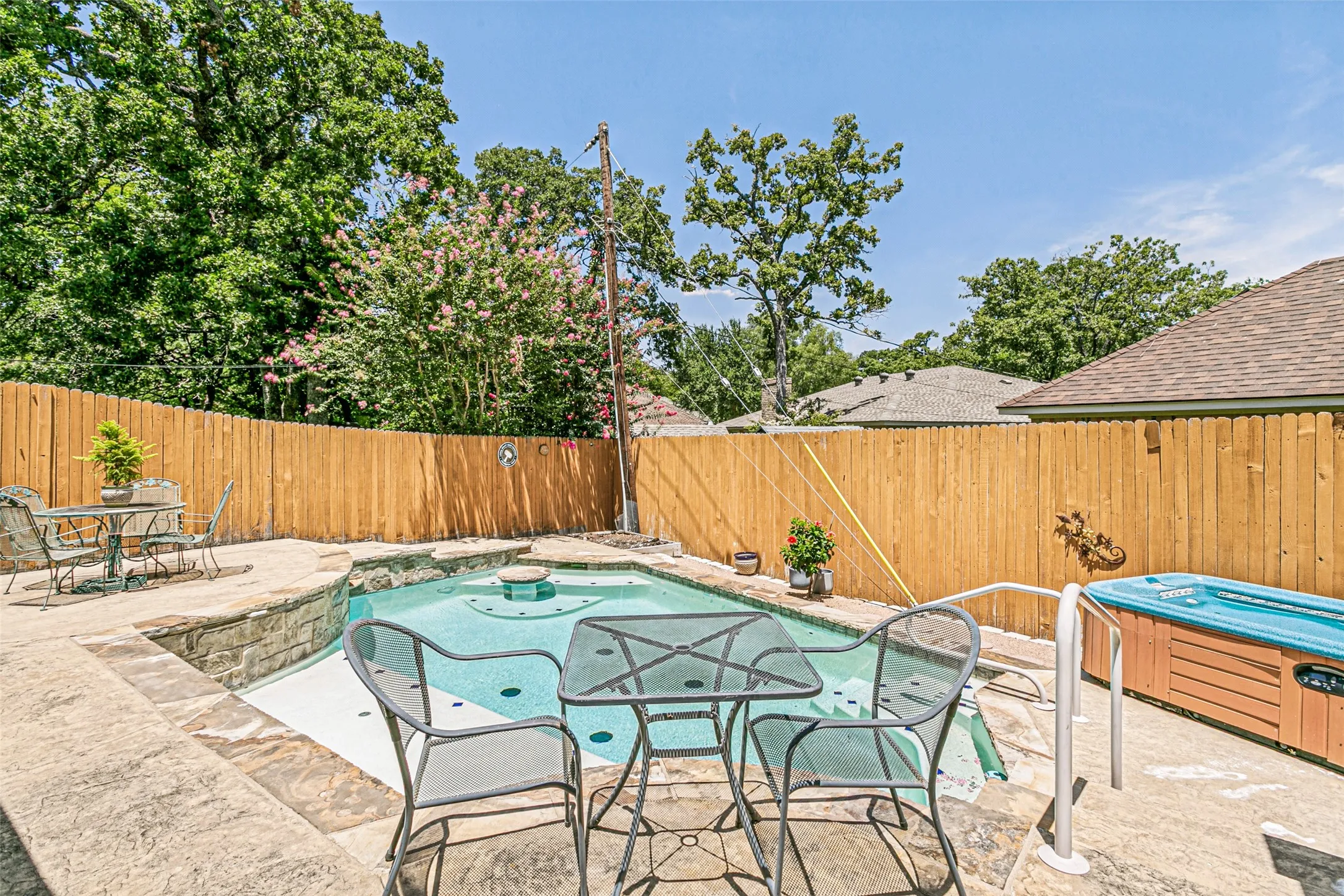Single Family Residence For Sale in Tarrant County , 4801 Gaylewood Court, Arlington, Texas 76017, 3 Bedroom, 2 Bathroom, 2 Garage spaces, 1,959 Sqft, built in 1983, mls#21354898, Real Estate Agent in Arlington, Homes For Sale in Tarrant county, Homes For Sale in Arlington, Realtor in Arlington Texas, Real Estate Brokerage Independent Realty Texas, Luminita Cordes Realtor