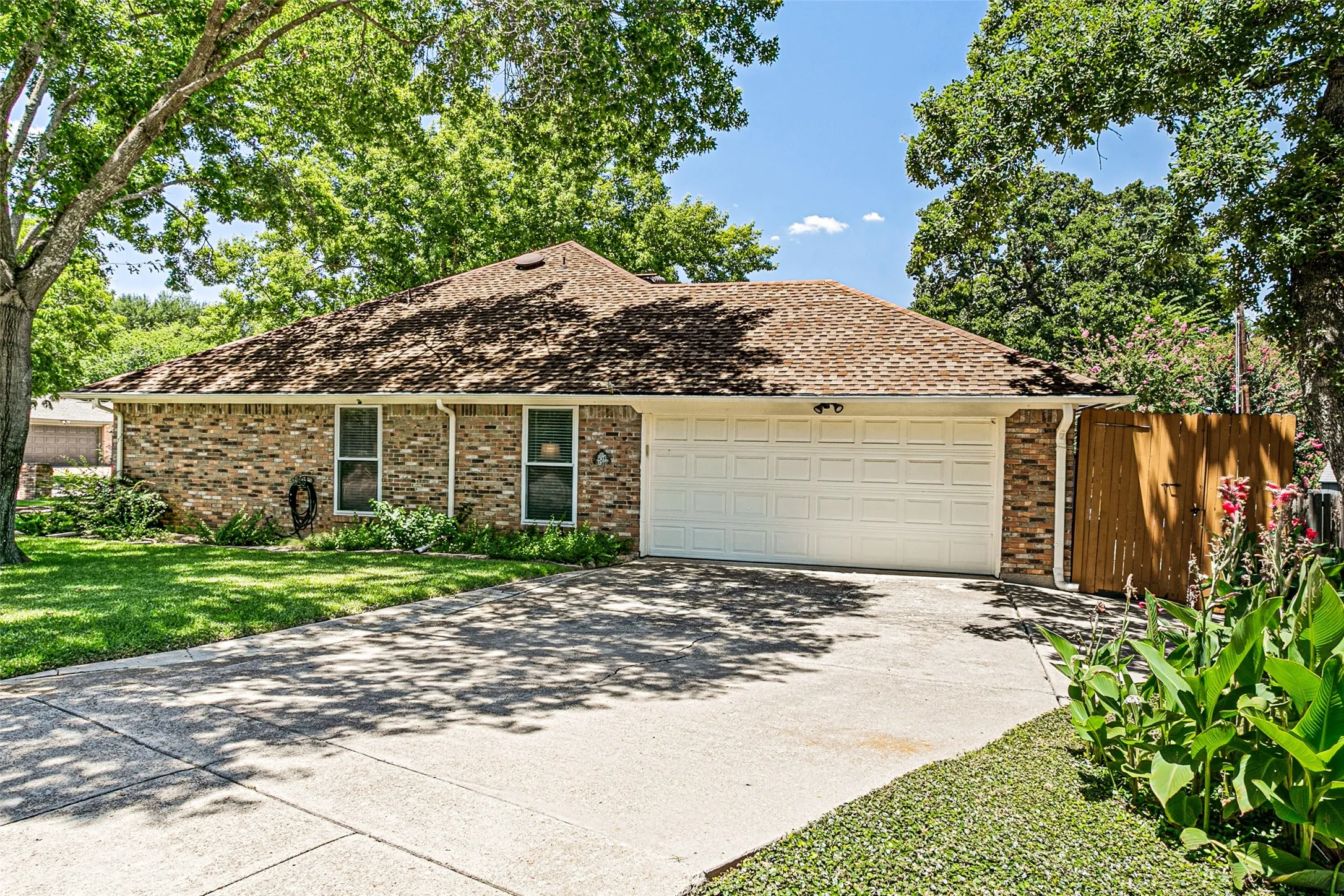 Single Family Residence For Sale in Tarrant County , 4801 Gaylewood Court, Arlington, Texas 76017, 3 Bedroom, 2 Bathroom, 2 Garage spaces, 1,959 Sqft, built in 1983, mls#21354898, Real Estate Agent in Arlington, Homes For Sale in Tarrant county, Homes For Sale in Arlington, Realtor in Arlington Texas, Real Estate Brokerage Independent Realty Texas, Luminita Cordes Realtor