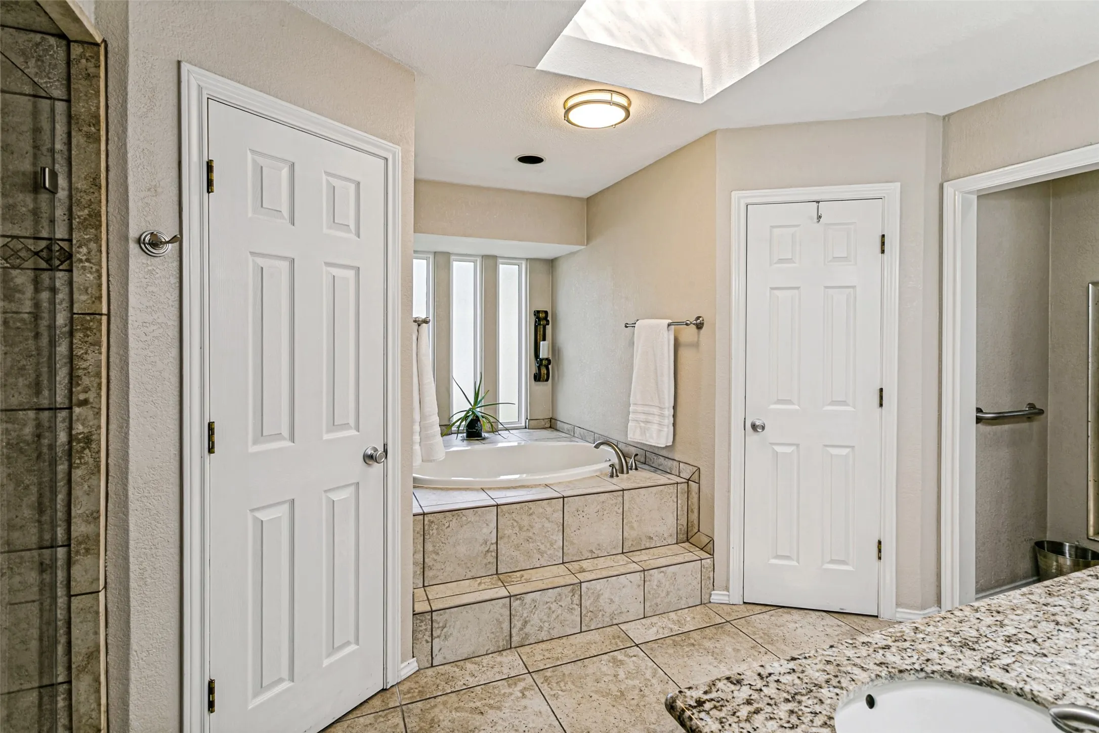 Single Family Residence For Sale in Tarrant County , 4801 Gaylewood Court, Arlington, Texas 76017, 3 Bedroom, 2 Bathroom, 2 Garage spaces, 1,959 Sqft, built in 1983, mls#21354898, Real Estate Agent in Arlington, Homes For Sale in Tarrant county, Homes For Sale in Arlington, Realtor in Arlington Texas, Real Estate Brokerage Independent Realty Texas, Luminita Cordes Realtor
