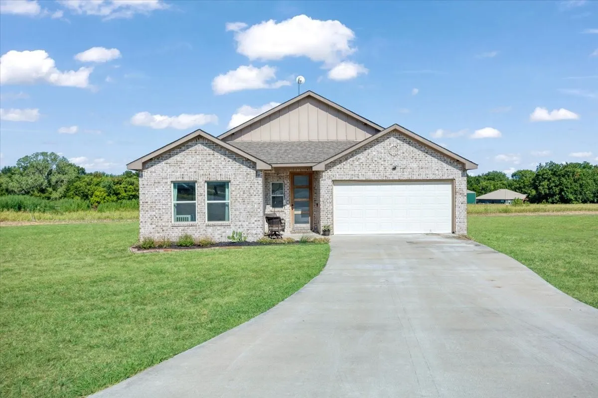 Single Family Residence For Sale in Fannin County , 314 Delatorre Street, Trenton, Texas 75490, 3 Bedroom, 2 Bathroom, 2 Garage spaces, 1,579 Sqft, built in 2021, mls#21355500, Real Estate Agent in Trenton, Homes For Sale in Fannin county, Homes For Sale in Trenton, Realtor in Trenton Texas, Real Estate Brokerage Independent Realty Texas, Luminita Cordes Realtor