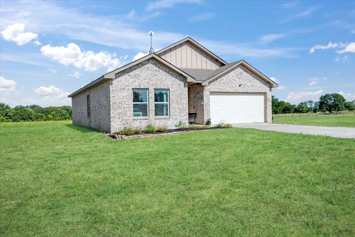 Single Family Residence For Sale in Fannin County , 314 Delatorre Street, Trenton, Texas 75490, 3 Bedroom, 2 Bathroom, 2 Garage spaces, 1,579 Sqft, built in 2021, mls#21355500, Real Estate Agent in Trenton, Homes For Sale in Fannin county, Homes For Sale in Trenton, Realtor in Trenton Texas, Real Estate Brokerage Independent Realty Texas, Luminita Cordes Realtor