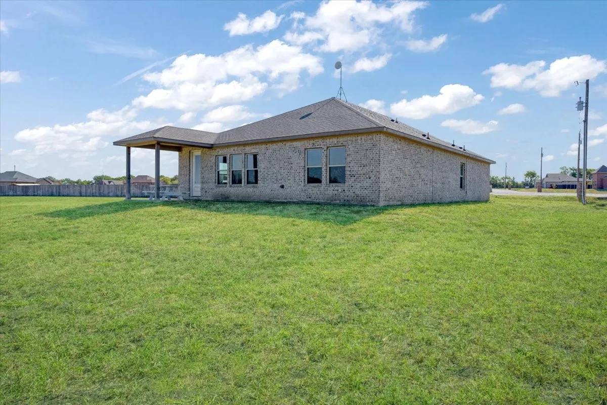 Single Family Residence For Sale in Fannin County , 314 Delatorre Street, Trenton, Texas 75490, 3 Bedroom, 2 Bathroom, 2 Garage spaces, 1,579 Sqft, built in 2021, mls#21355500, Real Estate Agent in Trenton, Homes For Sale in Fannin county, Homes For Sale in Trenton, Realtor in Trenton Texas, Real Estate Brokerage Independent Realty Texas, Luminita Cordes Realtor