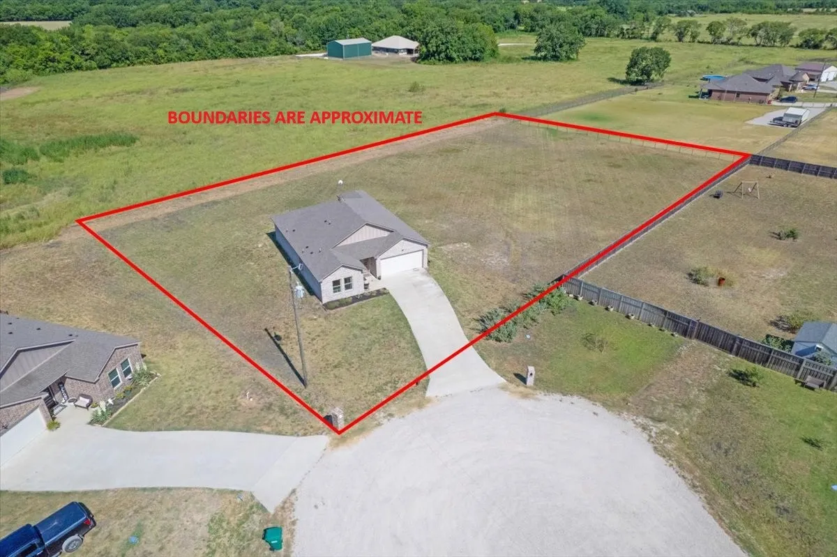 Single Family Residence For Sale in Fannin County , 314 Delatorre Street, Trenton, Texas 75490, 3 Bedroom, 2 Bathroom, 2 Garage spaces, 1,579 Sqft, built in 2021, mls#21355500, Real Estate Agent in Trenton, Homes For Sale in Fannin county, Homes For Sale in Trenton, Realtor in Trenton Texas, Real Estate Brokerage Independent Realty Texas, Luminita Cordes Realtor