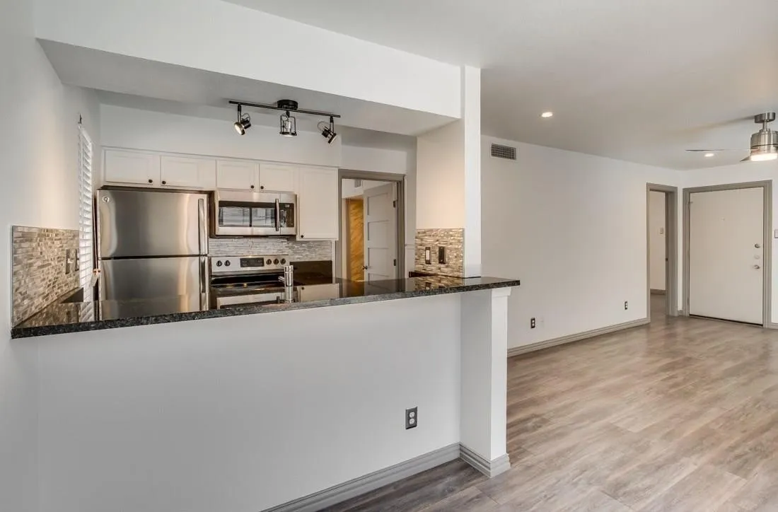 Apartment For Rent in Dallas County , 2800 Douglas Avenue 110, Dallas, Texas 75219, 1 Bedroom, 1 Bathroom, Garage spaces, 700 Sqft, built in 1972, Price $1,175, mls#21355507, Real Estate Agent in Dallas, Homes For Rent in Dallas county, Homes For Rent in Dallas, Realtor in Dallas Texas, Real Estate Brokerage Independent Realty Texas, Luminita Cordes Realtor