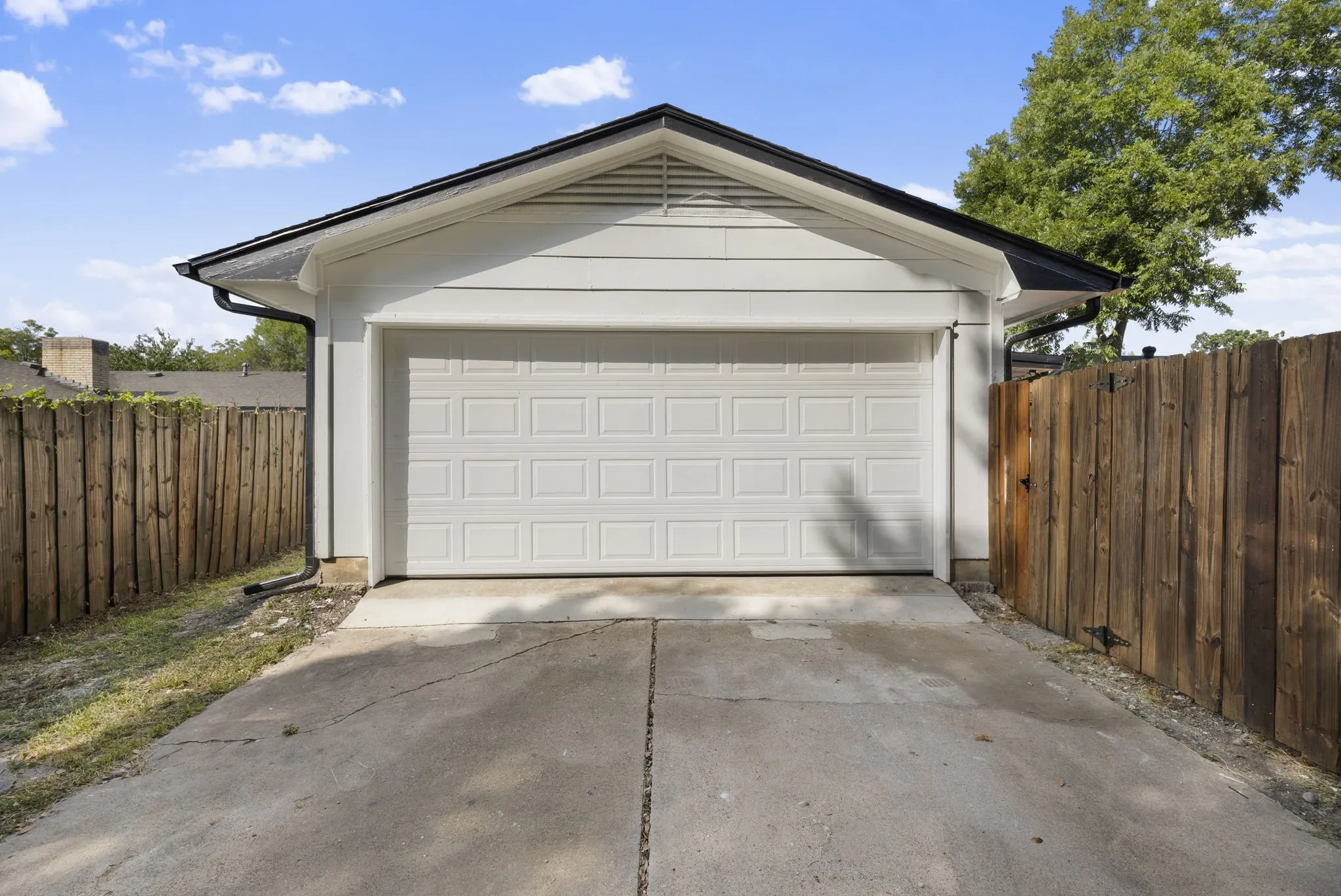 Single Family Residence For Sale in Dallas County , 1414 Park East Drive, Garland, Texas 75043, 4 Bedroom, 2 Bathroom, 2 Garage spaces, 1,936 Sqft, built in 1969, mls#21355475, Real Estate Agent in Garland, Homes For Sale in Dallas county, Homes For Sale in Garland, Realtor in Garland Texas, Real Estate Brokerage Independent Realty Texas, Luminita Cordes Realtor
