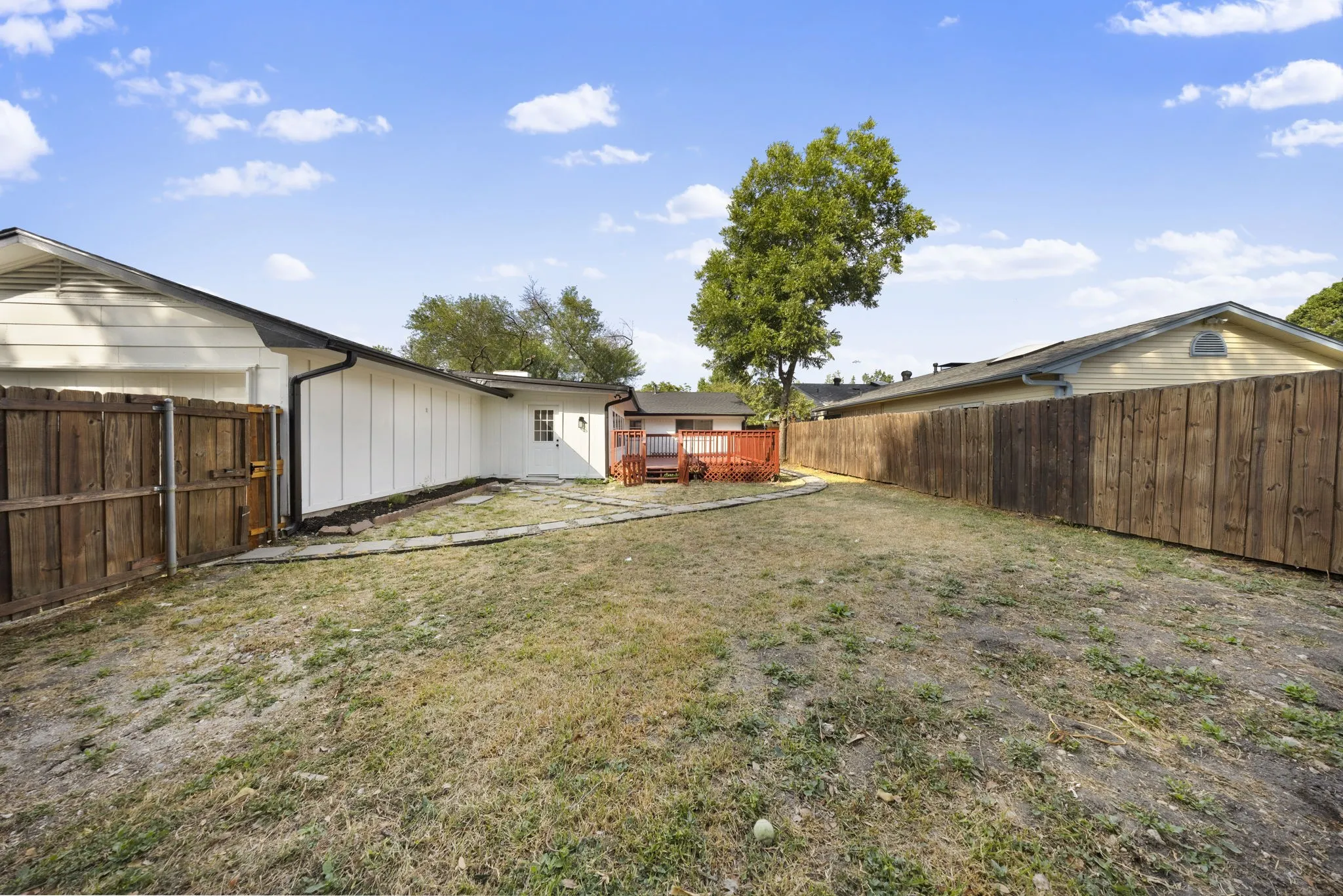 Single Family Residence For Sale in Dallas County , 1414 Park East Drive, Garland, Texas 75043, 4 Bedroom, 2 Bathroom, 2 Garage spaces, 1,936 Sqft, built in 1969, mls#21355475, Real Estate Agent in Garland, Homes For Sale in Dallas county, Homes For Sale in Garland, Realtor in Garland Texas, Real Estate Brokerage Independent Realty Texas, Luminita Cordes Realtor
