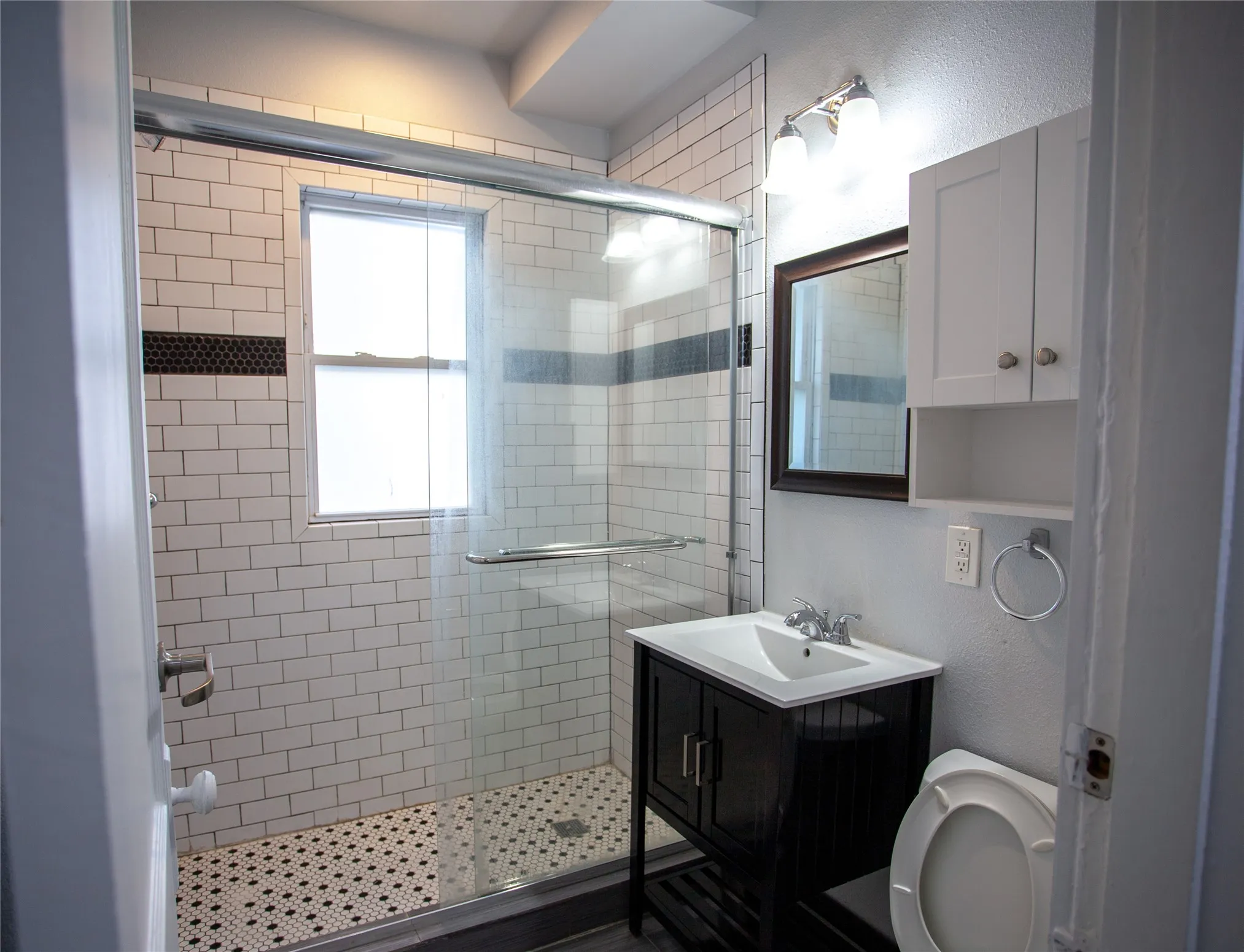 Apartment For Rent in Dallas County , 5328 Rowena Street, Dallas, Texas 75206, 2 Bedroom, 1 Bathroom, Garage spaces, 810 Sqft, built in 1924, Price $1,650, mls#21355409, Real Estate Agent in Dallas, Homes For Rent in Dallas county, Homes For Rent in Dallas, Realtor in Dallas Texas, Real Estate Brokerage Independent Realty Texas, Luminita Cordes Realtor