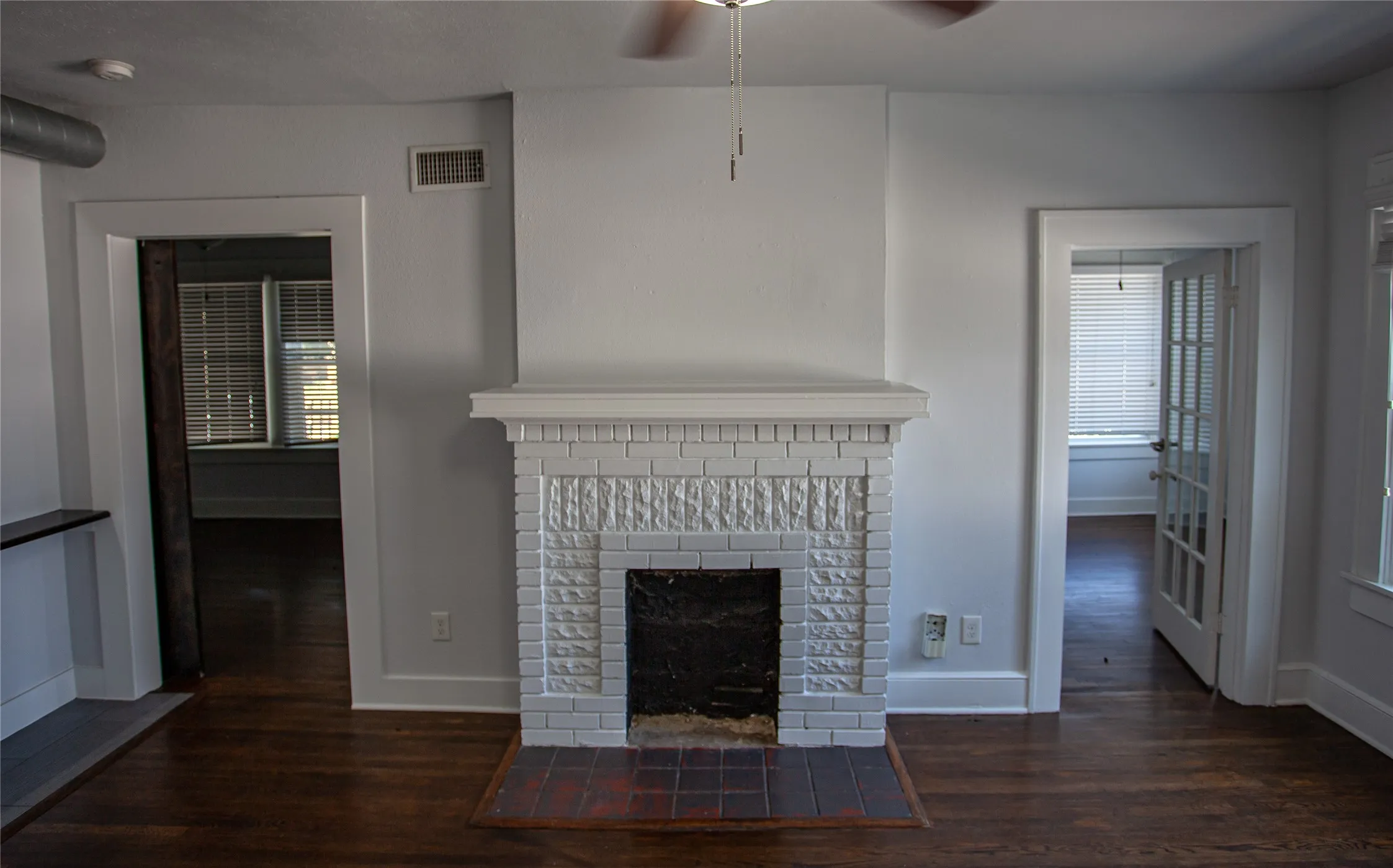 Apartment For Rent in Dallas County , 5328 Rowena Street, Dallas, Texas 75206, 2 Bedroom, 1 Bathroom, Garage spaces, 810 Sqft, built in 1924, Price $1,650, mls#21355409, Real Estate Agent in Dallas, Homes For Rent in Dallas county, Homes For Rent in Dallas, Realtor in Dallas Texas, Real Estate Brokerage Independent Realty Texas, Luminita Cordes Realtor