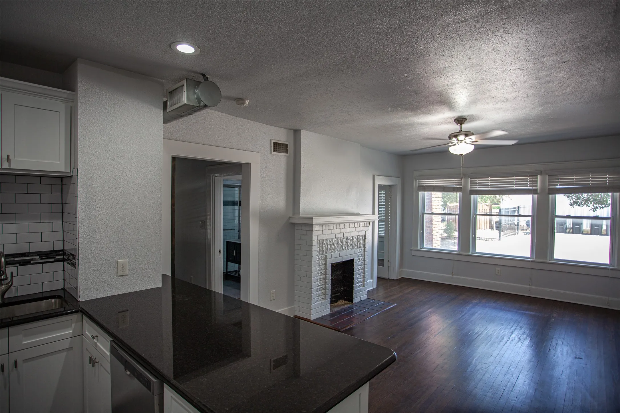 Apartment For Rent in Dallas County , 5328 Rowena Street, Dallas, Texas 75206, 2 Bedroom, 1 Bathroom, Garage spaces, 810 Sqft, built in 1924, Price $1,650, mls#21355409, Real Estate Agent in Dallas, Homes For Rent in Dallas county, Homes For Rent in Dallas, Realtor in Dallas Texas, Real Estate Brokerage Independent Realty Texas, Luminita Cordes Realtor