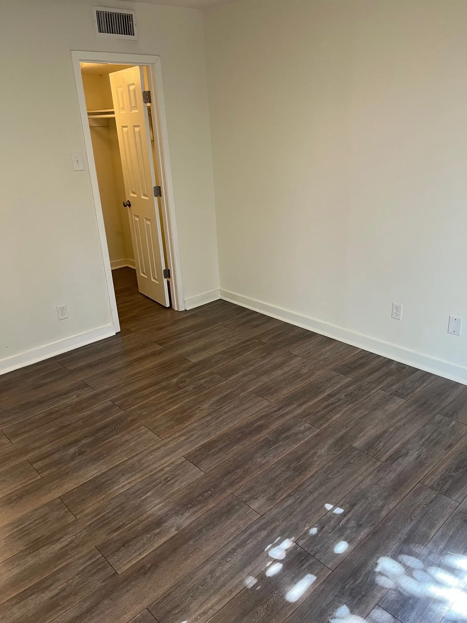 Apartment For Rent in Dallas County , 2902 Douglas Avenue 105, Dallas, Texas 75219, 1 Bedroom, 1 Bathroom, Garage spaces, 625 Sqft, built in 1970, Price $1,175, mls#21355533, Real Estate Agent in Dallas, Homes For Rent in Dallas county, Homes For Rent in Dallas, Realtor in Dallas Texas, Real Estate Brokerage Independent Realty Texas, Luminita Cordes Realtor