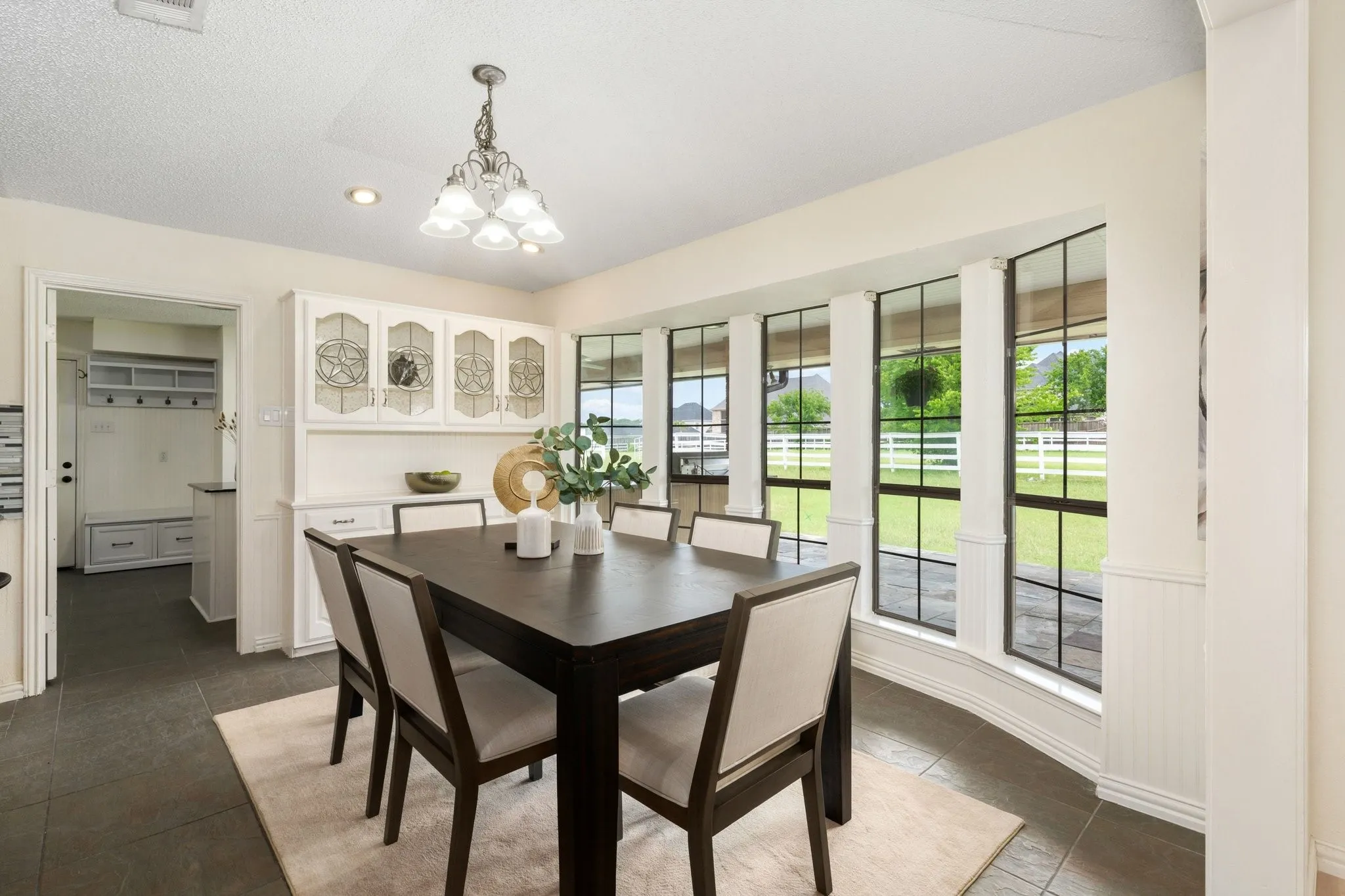 Single Family Residence For Rent in Dallas County , 915 W Pleasant Run Road, De Soto, Texas 75115, 5 Bedroom, 5 Bathroom, 3 Garage spaces, 4,542 Sqft, built in 1983, mls#21355537, Real Estate Agent in De Soto, Homes For Rent in Dallas county, Homes For Rent in De Soto, Realtor in De Soto Texas, Real Estate Brokerage Independent Realty Texas, Luminita Cordes Realtor