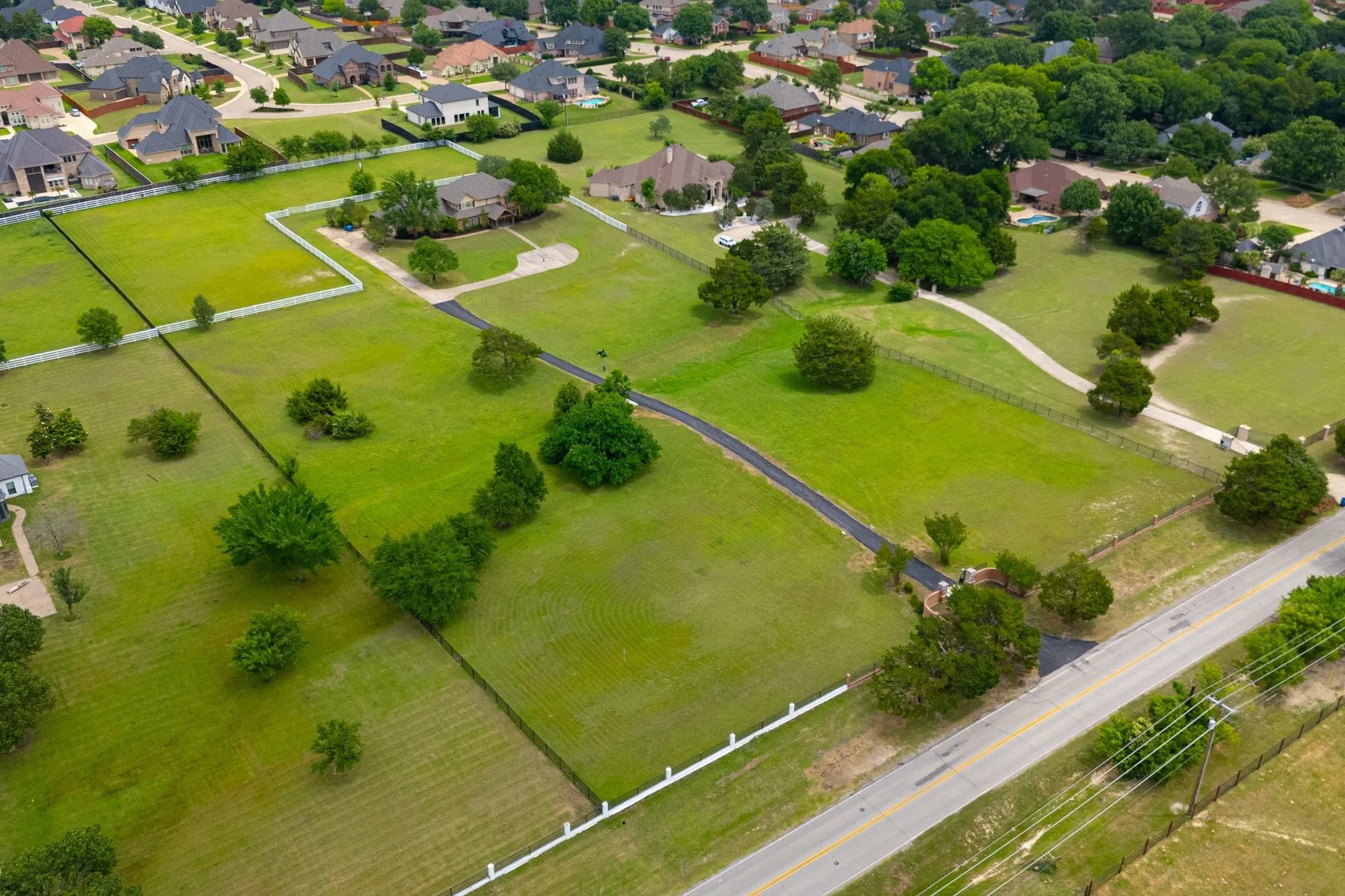 Single Family Residence For Rent in Dallas County , 915 W Pleasant Run Road, De Soto, Texas 75115, 5 Bedroom, 5 Bathroom, 3 Garage spaces, 4,542 Sqft, built in 1983, mls#21355537, Real Estate Agent in De Soto, Homes For Rent in Dallas county, Homes For Rent in De Soto, Realtor in De Soto Texas, Real Estate Brokerage Independent Realty Texas, Luminita Cordes Realtor