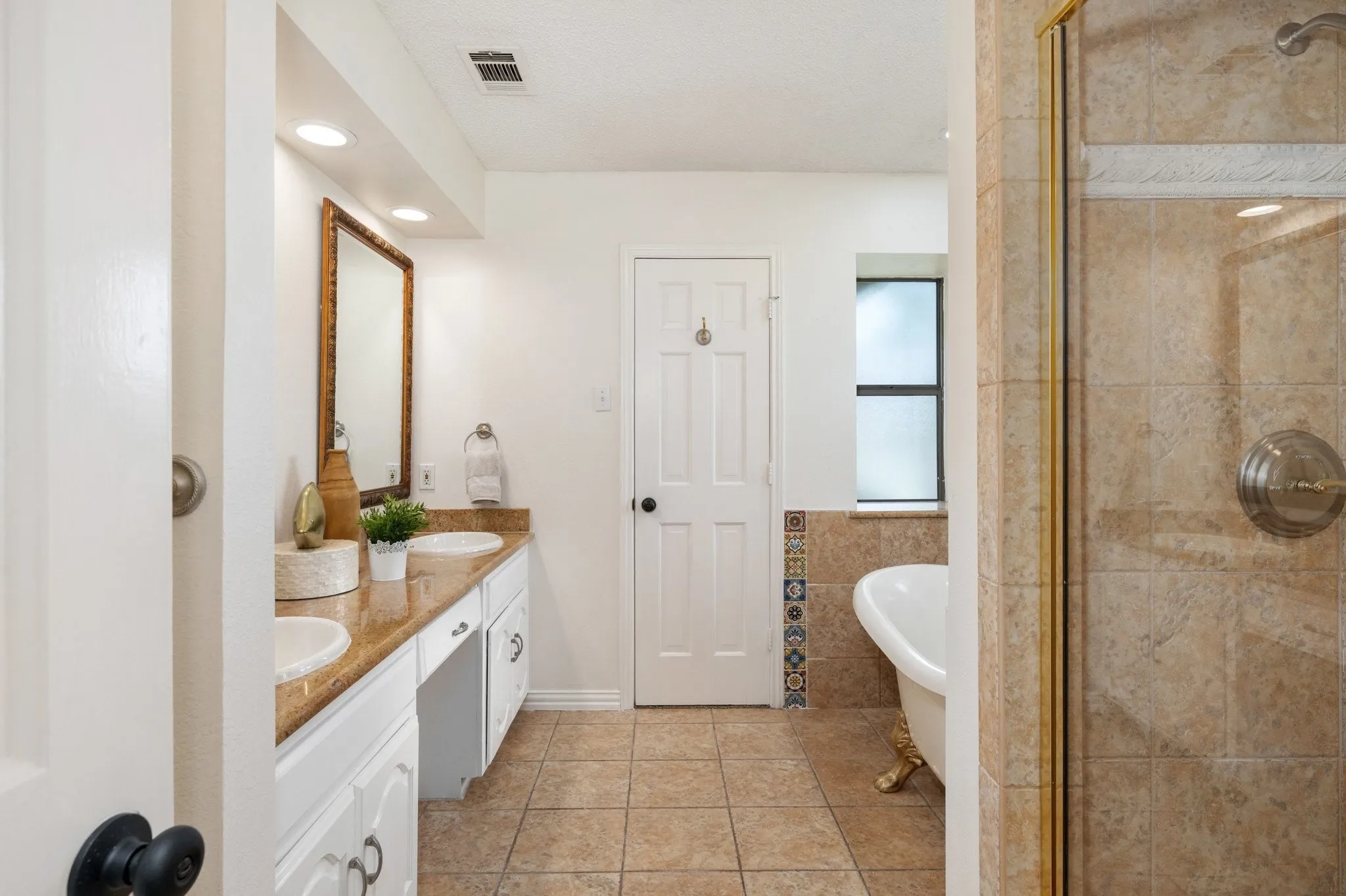 Single Family Residence For Rent in Dallas County , 915 W Pleasant Run Road, De Soto, Texas 75115, 5 Bedroom, 5 Bathroom, 3 Garage spaces, 4,542 Sqft, built in 1983, mls#21355537, Real Estate Agent in De Soto, Homes For Rent in Dallas county, Homes For Rent in De Soto, Realtor in De Soto Texas, Real Estate Brokerage Independent Realty Texas, Luminita Cordes Realtor