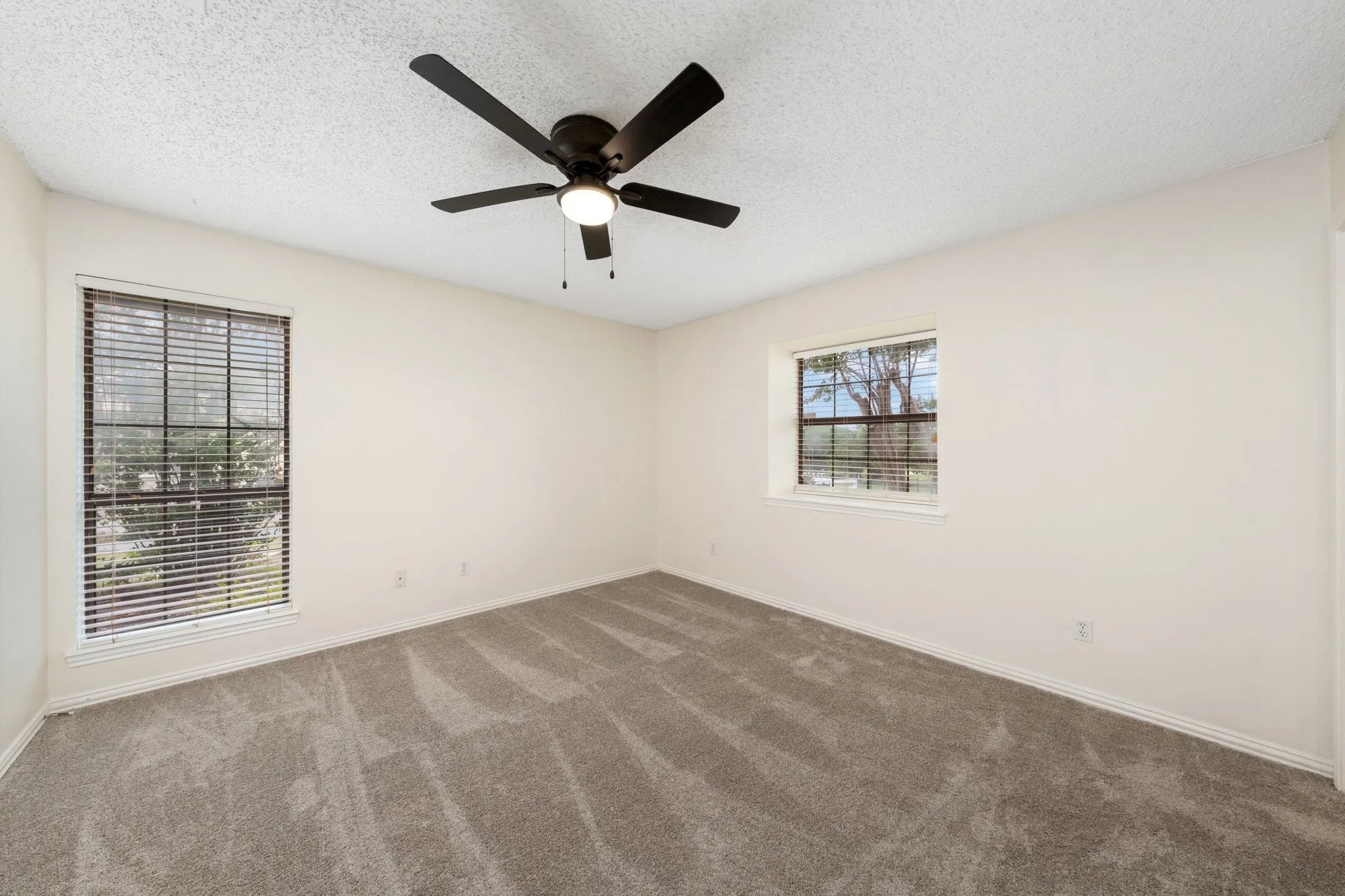 Single Family Residence For Rent in Dallas County , 915 W Pleasant Run Road, De Soto, Texas 75115, 5 Bedroom, 5 Bathroom, 3 Garage spaces, 4,542 Sqft, built in 1983, mls#21355537, Real Estate Agent in De Soto, Homes For Rent in Dallas county, Homes For Rent in De Soto, Realtor in De Soto Texas, Real Estate Brokerage Independent Realty Texas, Luminita Cordes Realtor