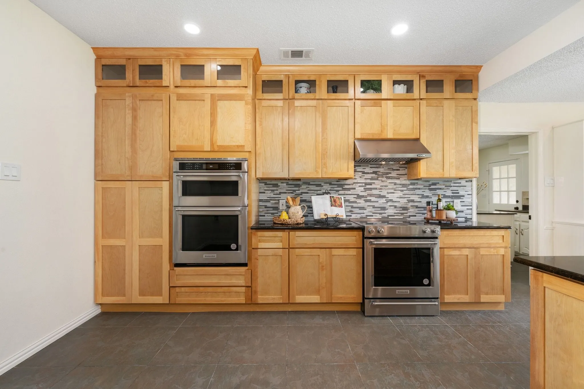 Single Family Residence For Rent in Dallas County , 915 W Pleasant Run Road, De Soto, Texas 75115, 5 Bedroom, 5 Bathroom, 3 Garage spaces, 4,542 Sqft, built in 1983, mls#21355537, Real Estate Agent in De Soto, Homes For Rent in Dallas county, Homes For Rent in De Soto, Realtor in De Soto Texas, Real Estate Brokerage Independent Realty Texas, Luminita Cordes Realtor